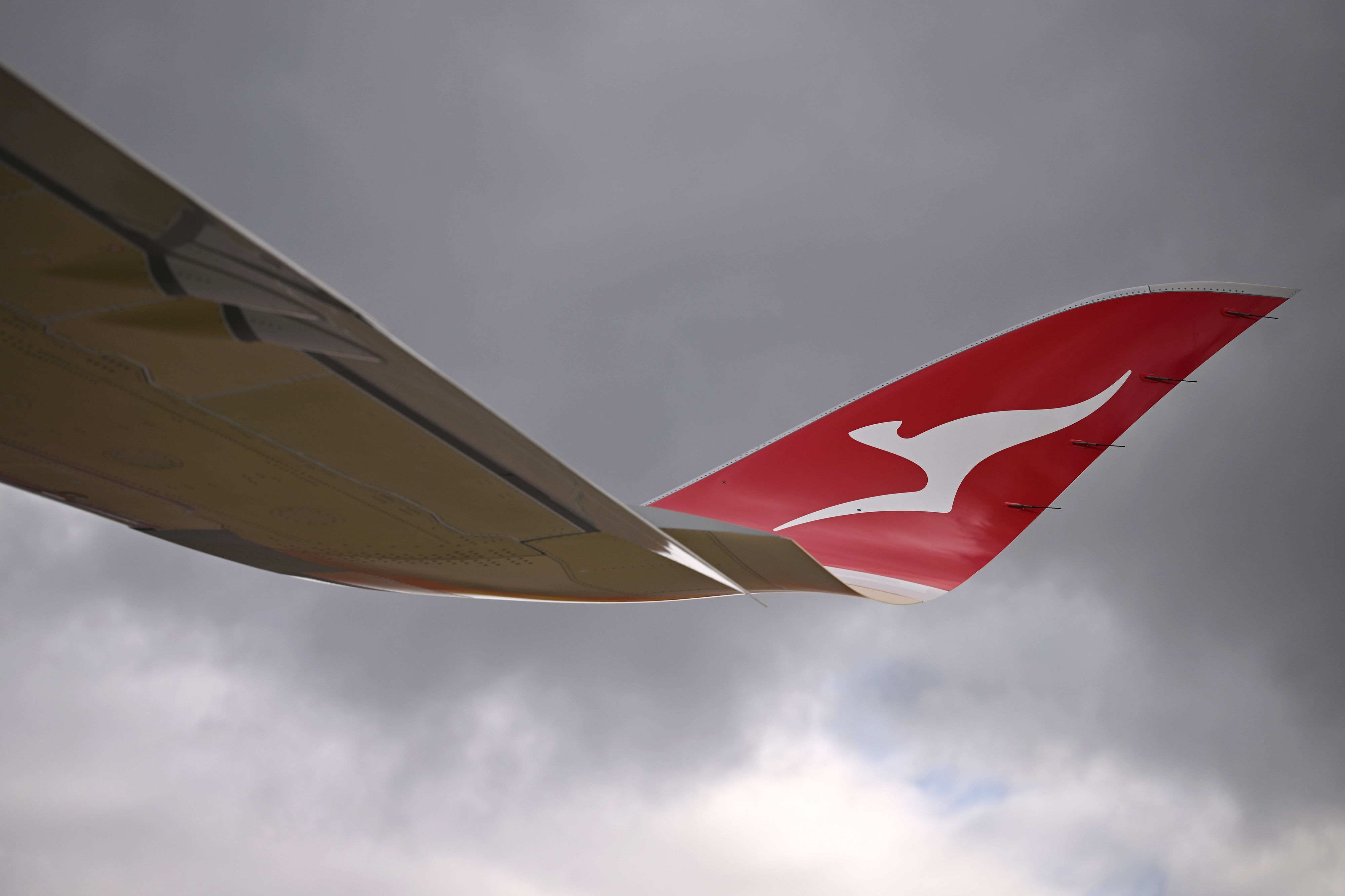 Der Flügel eines Qantas-Flugzeugs.