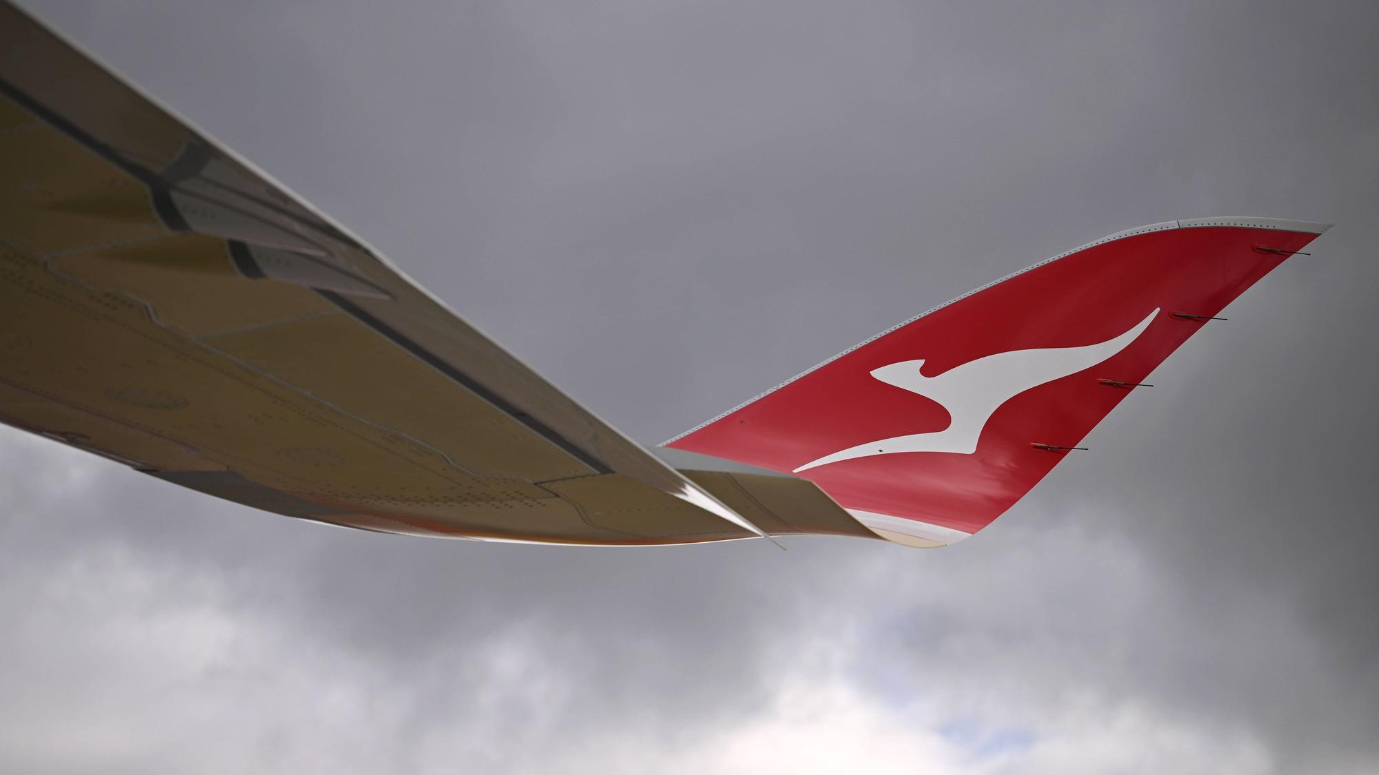 Der Flügel eines Qantas-Flugzeugs.