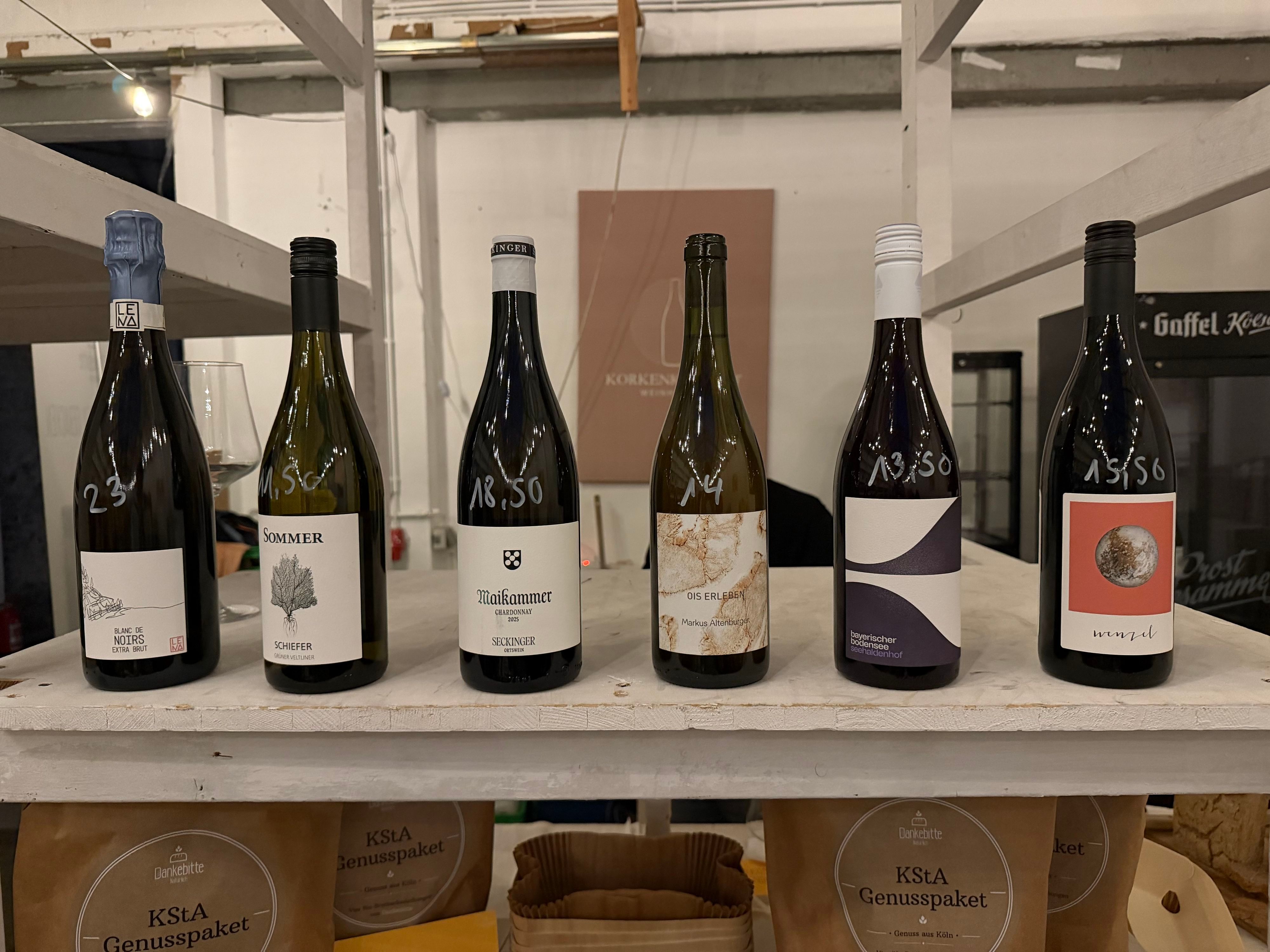 Eine Sektflasche und 5 Weinflaschen von links nach rechts sortiert, in der Reihenfolge wie sie am Abend serviert wurden.