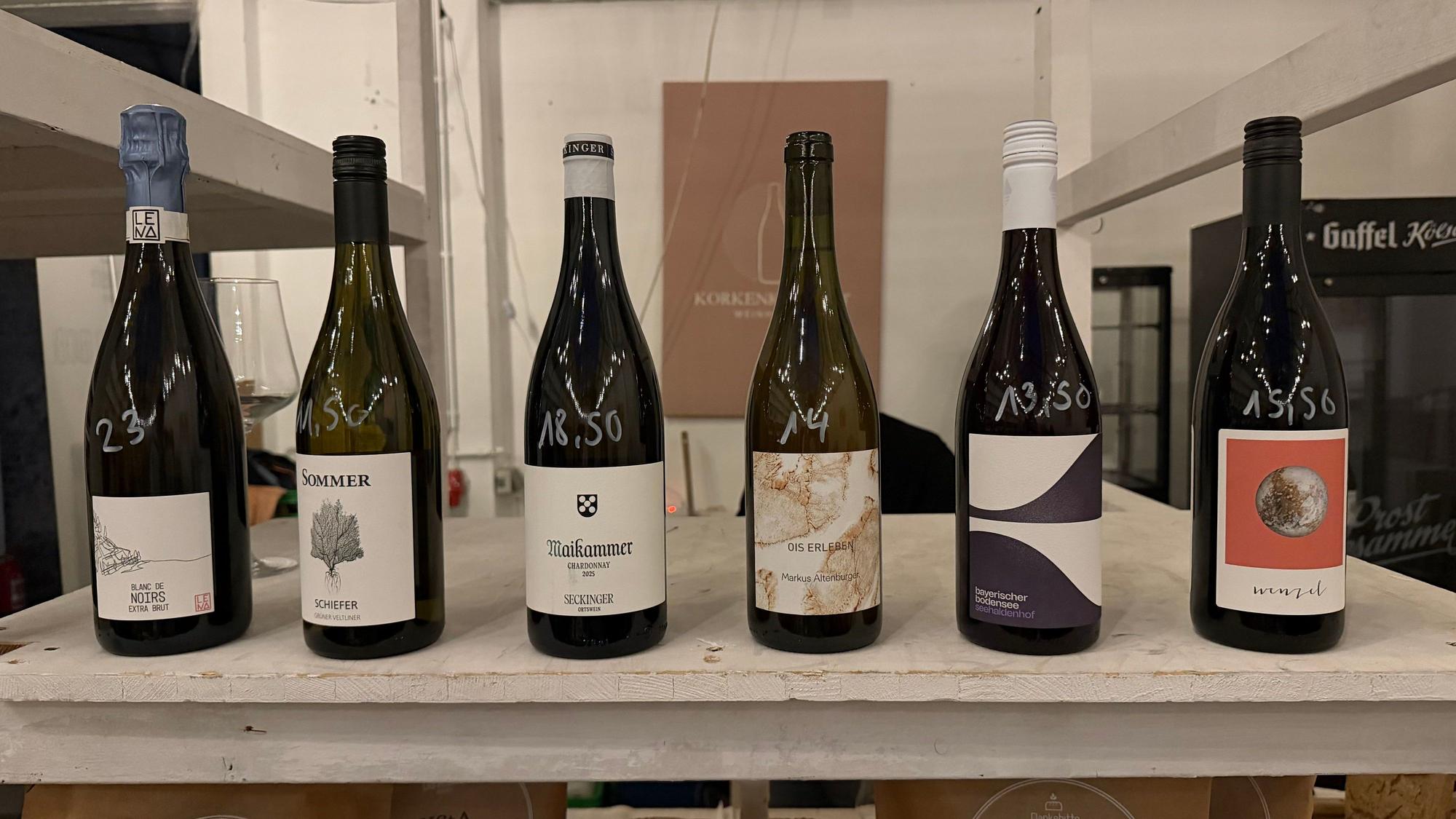 Eine Sektflasche und 5 Weinflaschen von links nach rechts sortiert, in der Reihenfolge wie sie am Abend serviert wurden.