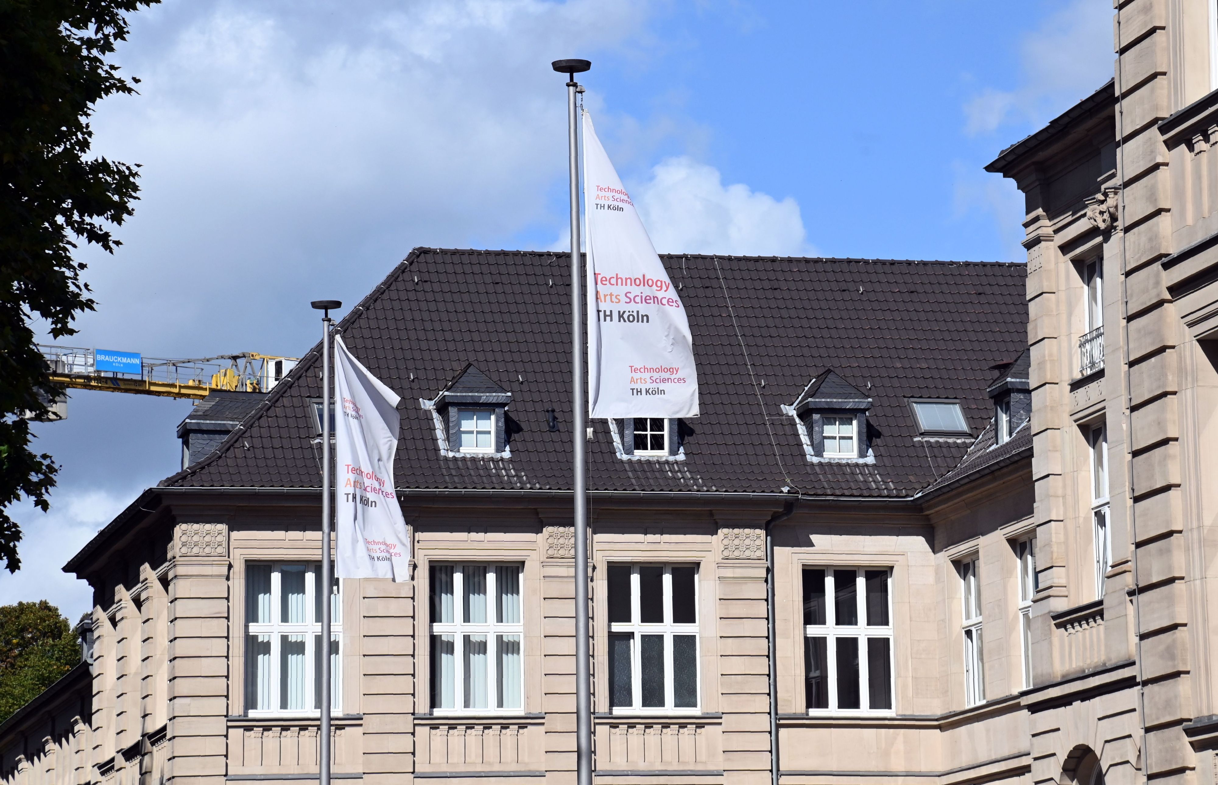 Der Eingang des Hauptgebäudes der Technischen Hochschule Köln (TH Köln) an der Claudiusstraße