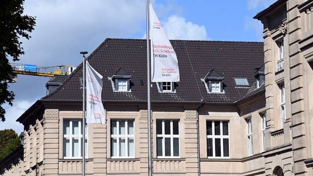 Der Eingang des Hauptgebäudes der Technischen Hochschule Köln (TH Köln) an der Claudiusstraße
