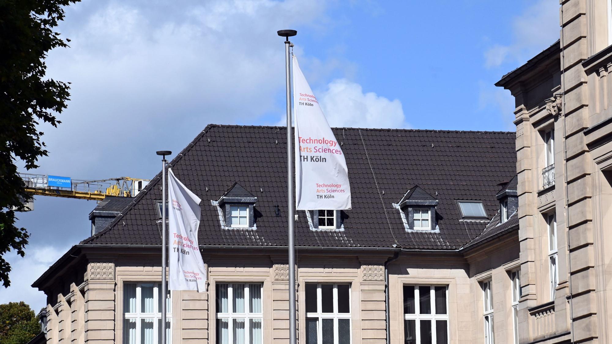 Der Eingang des Hauptgebäudes der Technischen Hochschule Köln (TH Köln) an der Claudiusstraße