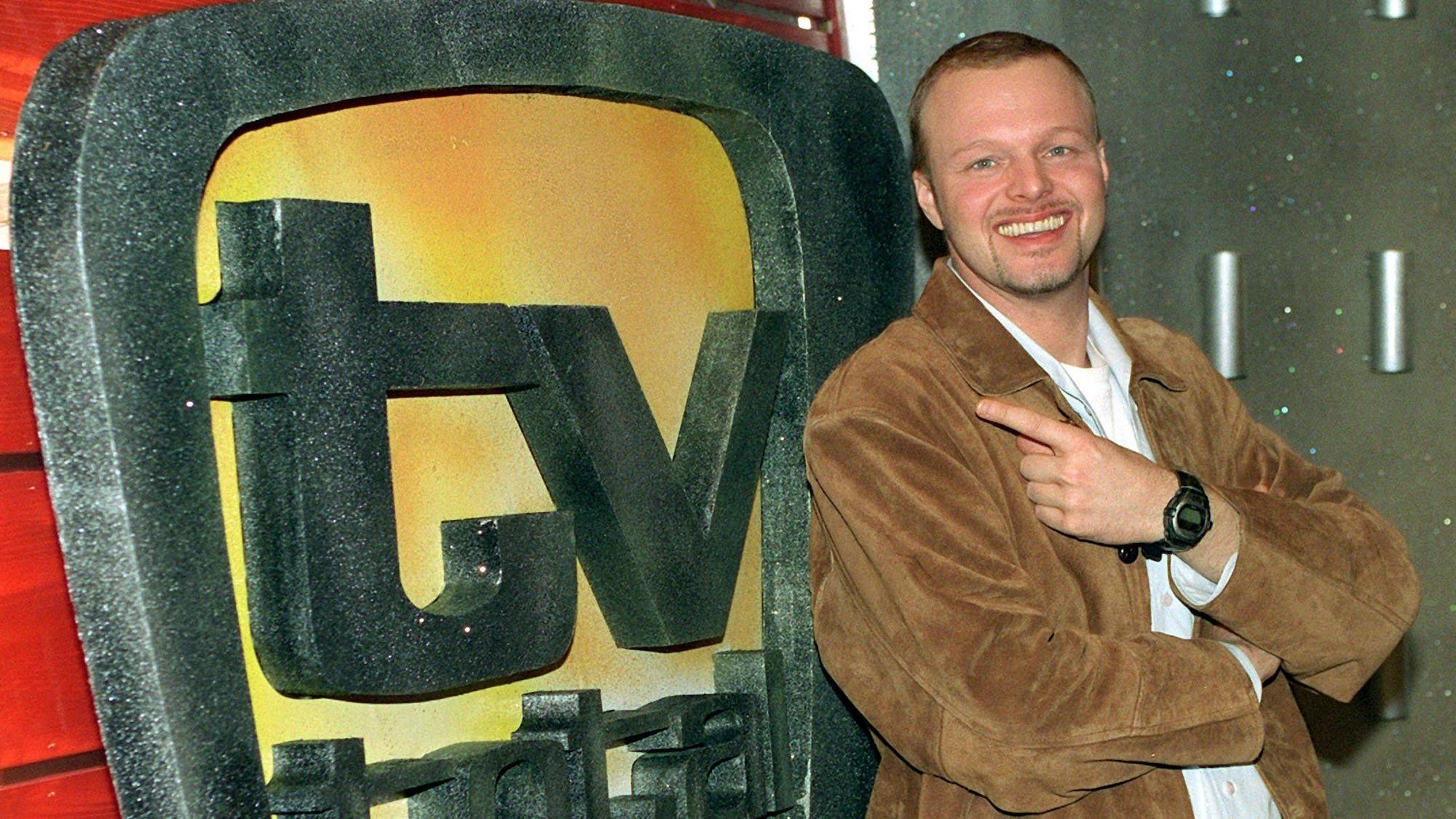 Stefan Raab zeigt am 01.03.1999 in Köln auf das Logo seiner Entertainment-Show „TV total“. (Archivbild)