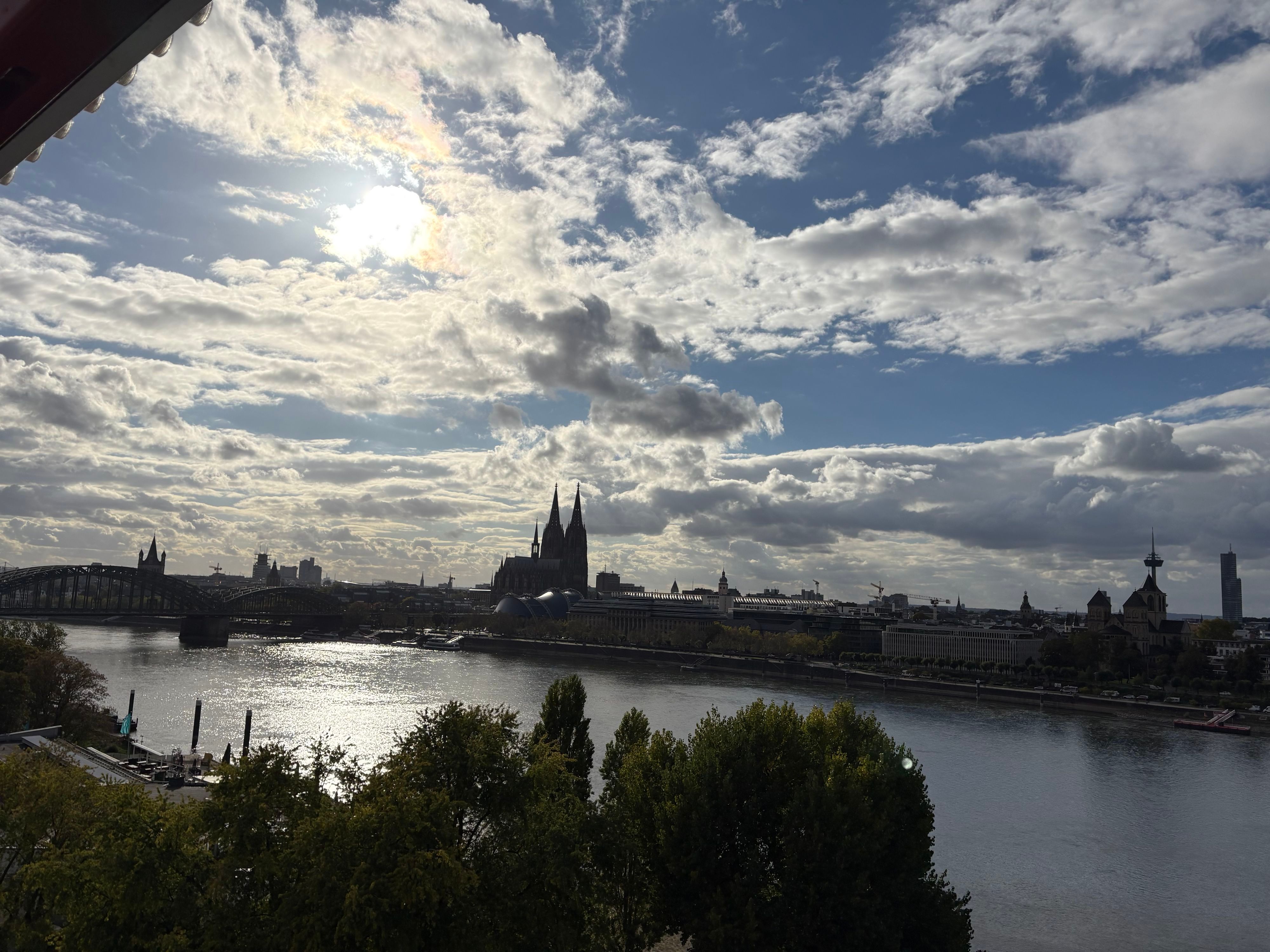 Köln im Oktober: Die  Poller Wiesen im Herbst mit Drachen vor dem Dom. (Archivbild)