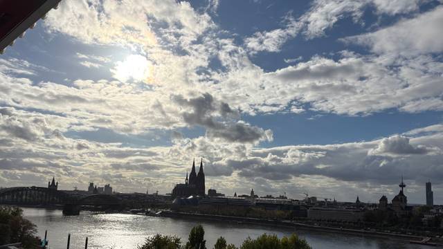 Köln im Oktober: Die Poller Wiesen im Herbst mit Drachen vor dem Dom.. (Archivbild)