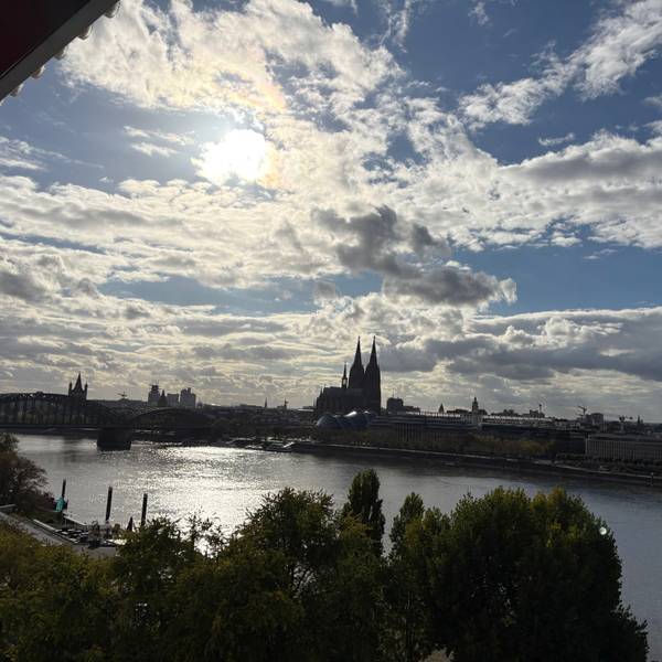Köln im Oktober: Die Poller Wiesen im Herbst mit Drachen vor dem Dom. (Archivbild)