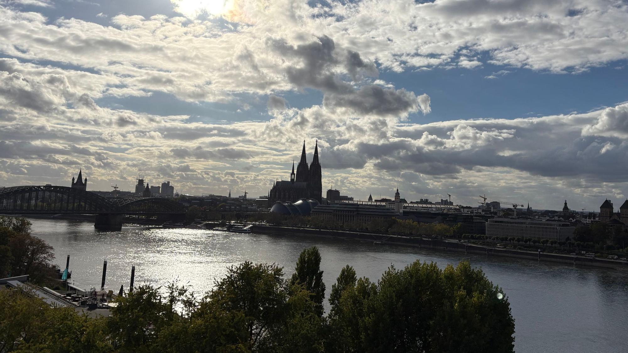 Köln im Oktober: Die Poller Wiesen im Herbst mit Drachen vor dem Dom. (Archivbild)