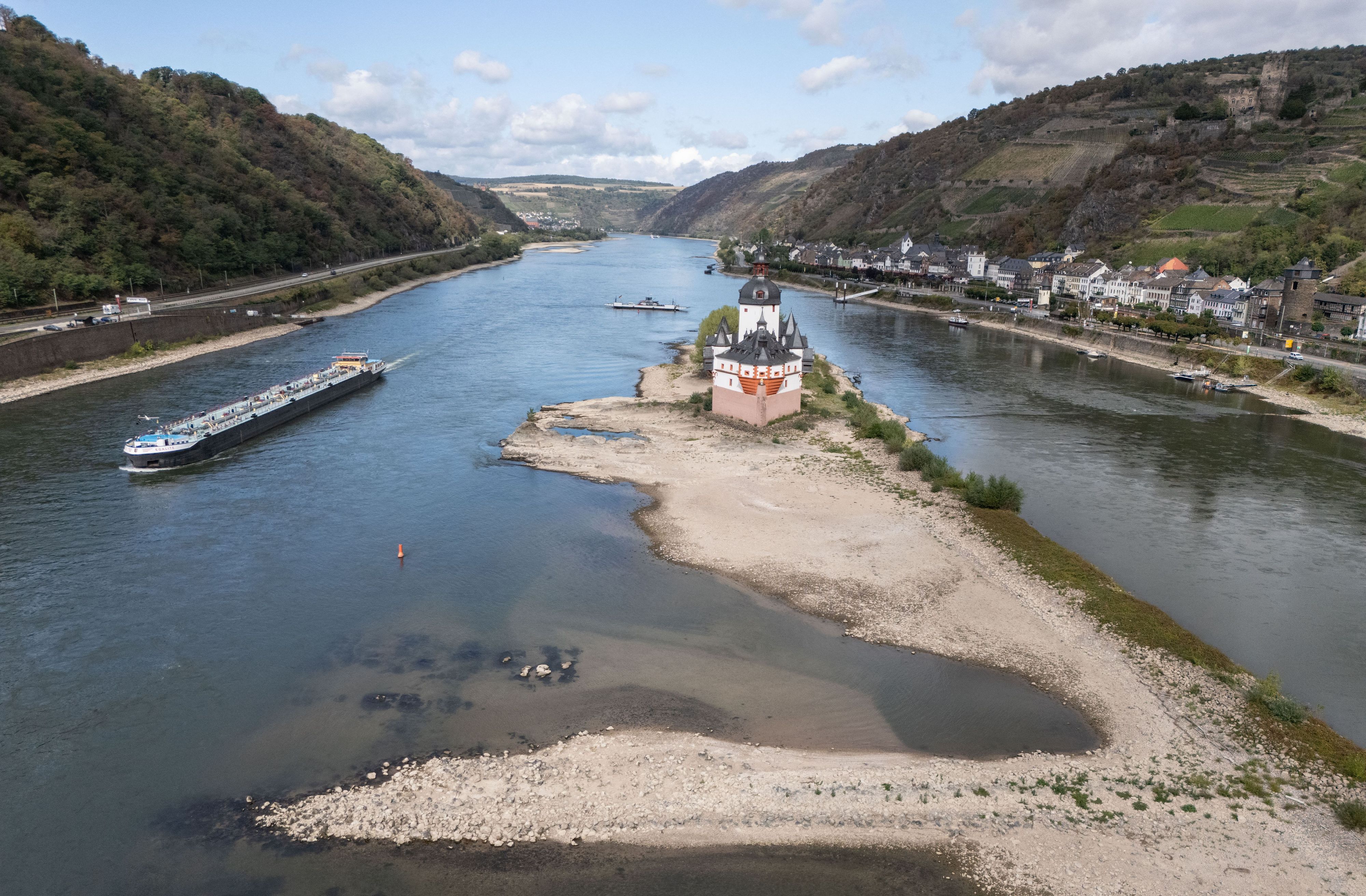 Ein Binnenschiff fährt auf dem Rhein bei Kaub an der Burg Pfalzgrafenstein.