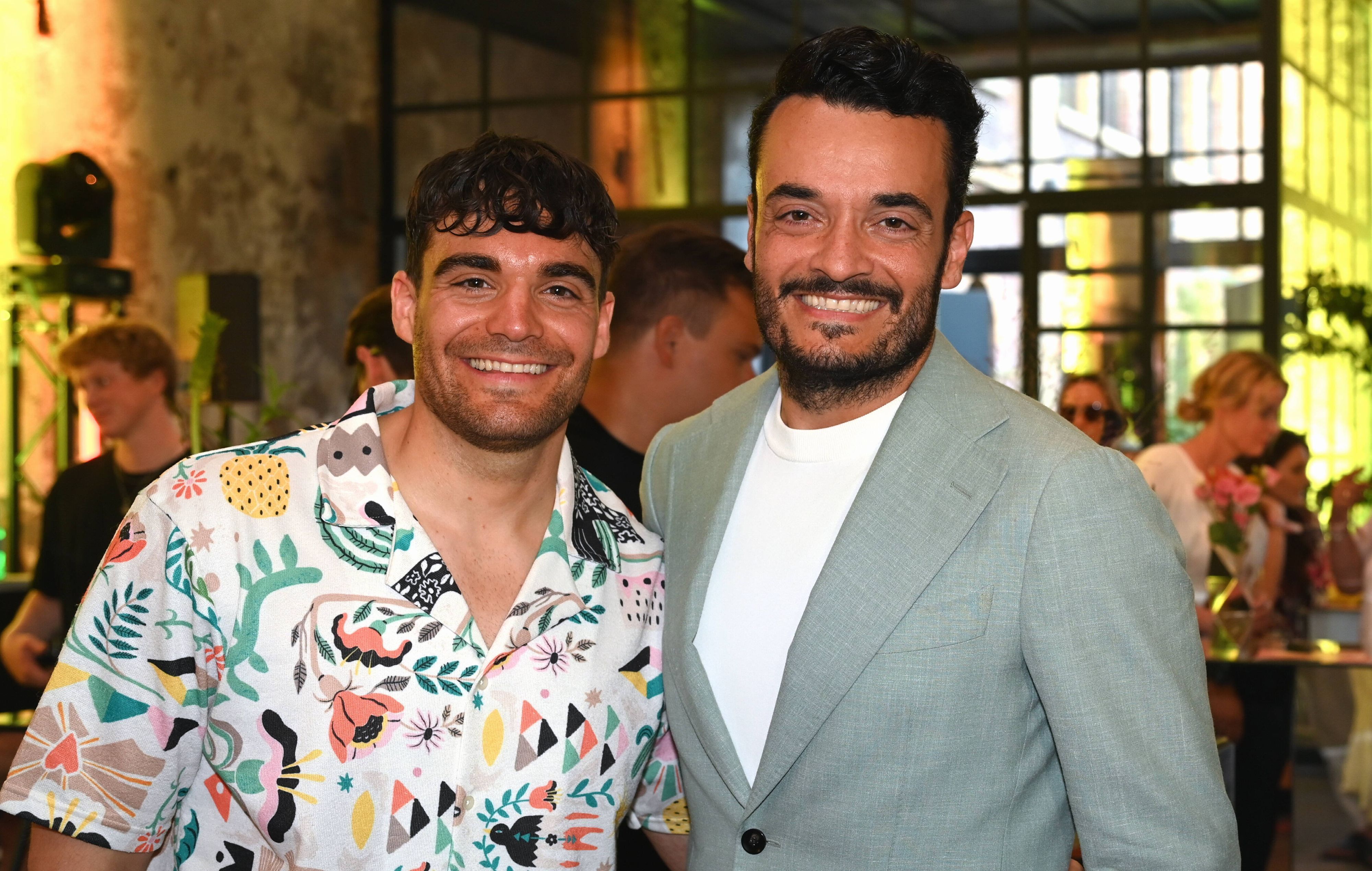 Giovanni Zarrella und sein Bruder Stefano Zarrella posieren.