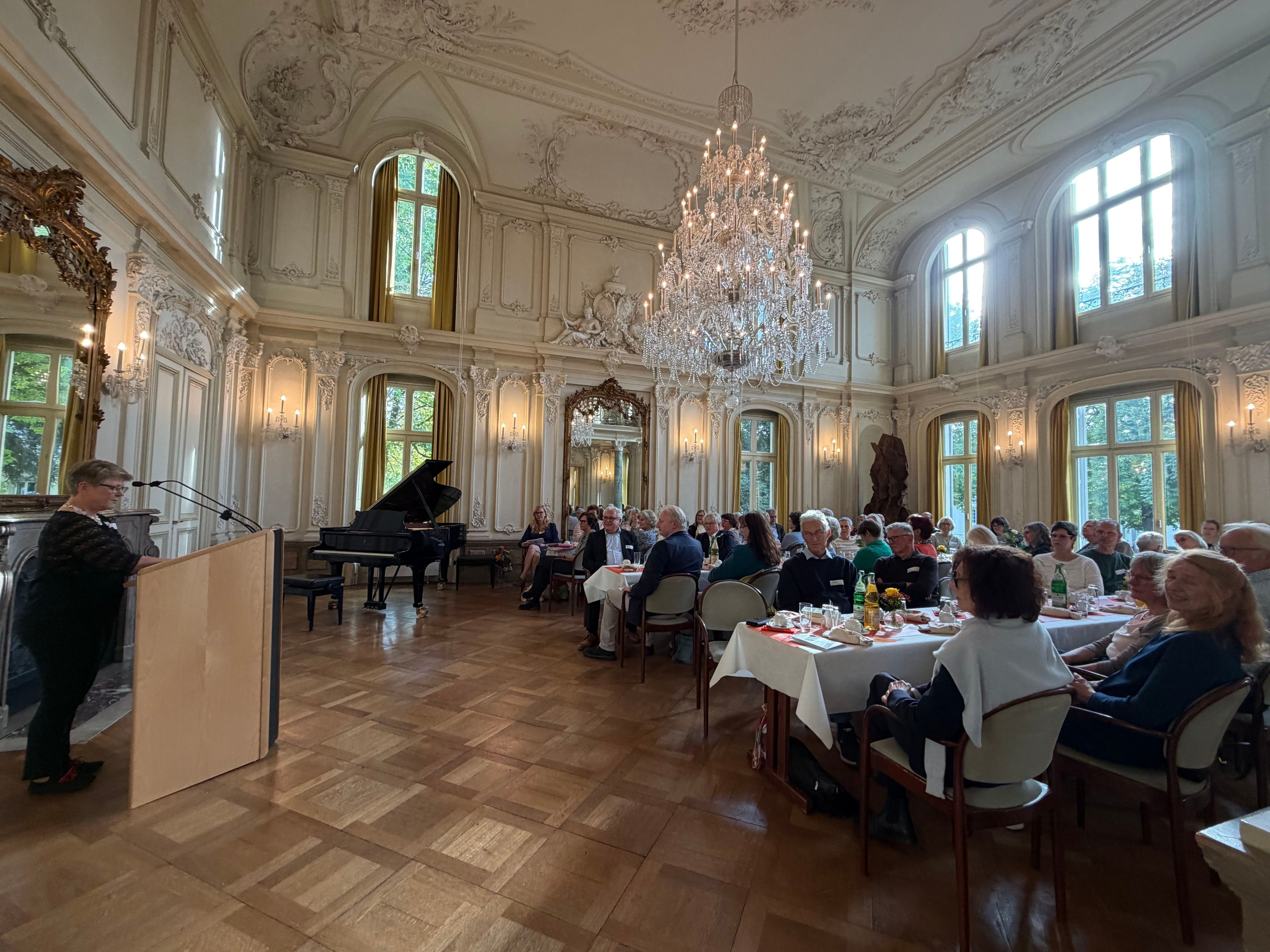 Feier zu zehn Jahren Lesementoren im Spiegelsaal von Schloss Morsbroich.