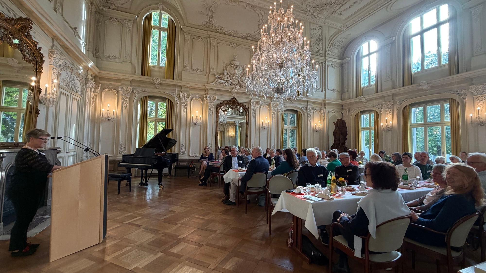 Feier zu zehn Jahren Lesementoren im Spiegelsaal von Schloss Morsbroich.