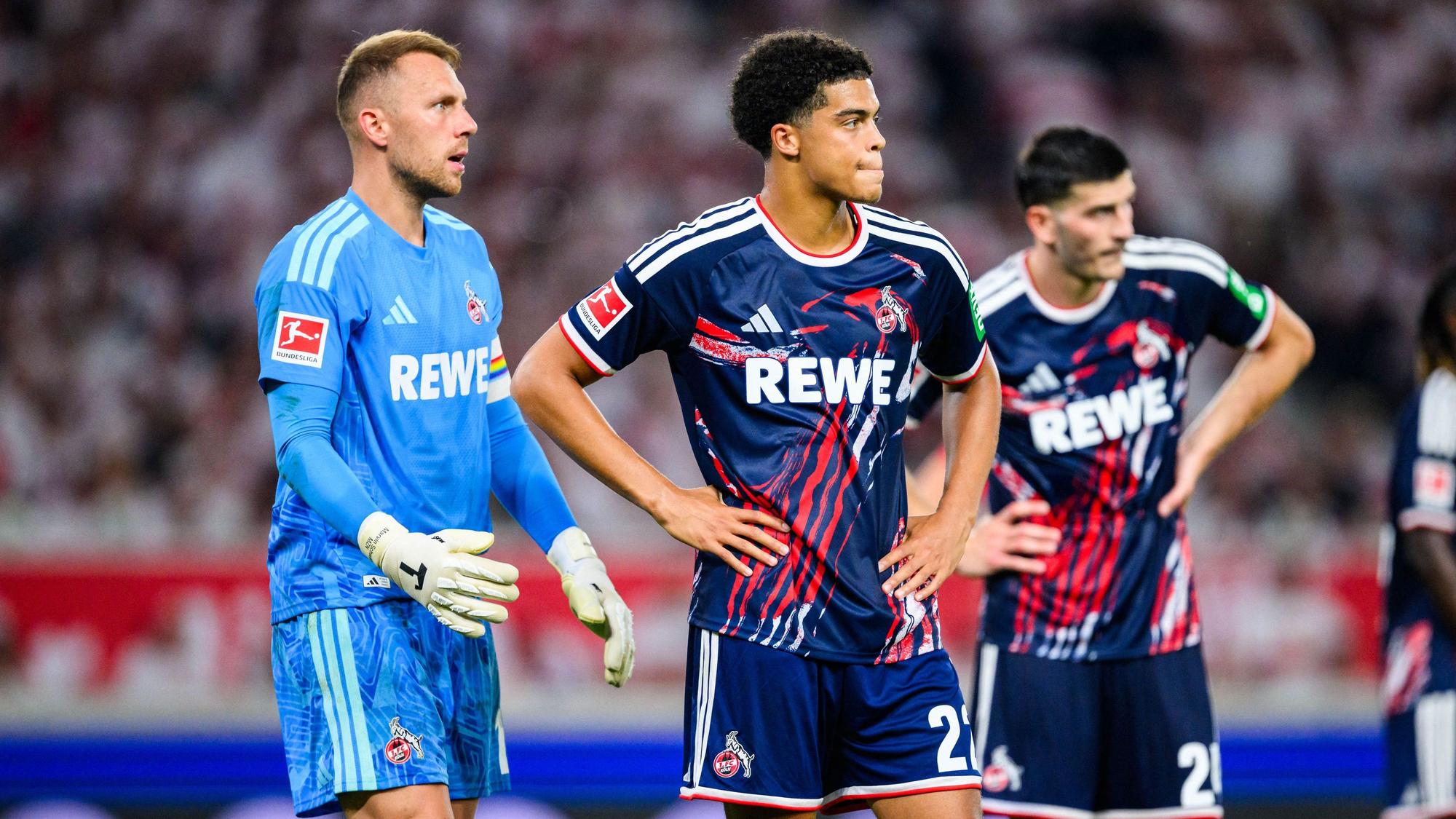 Schwierigkeiten, die Null zu halten: Torwart Marvin Schwäbe, Jahmai Simpson-Pusey und Luka Lochoshvili nach dem 1:4 in Stuttgart.