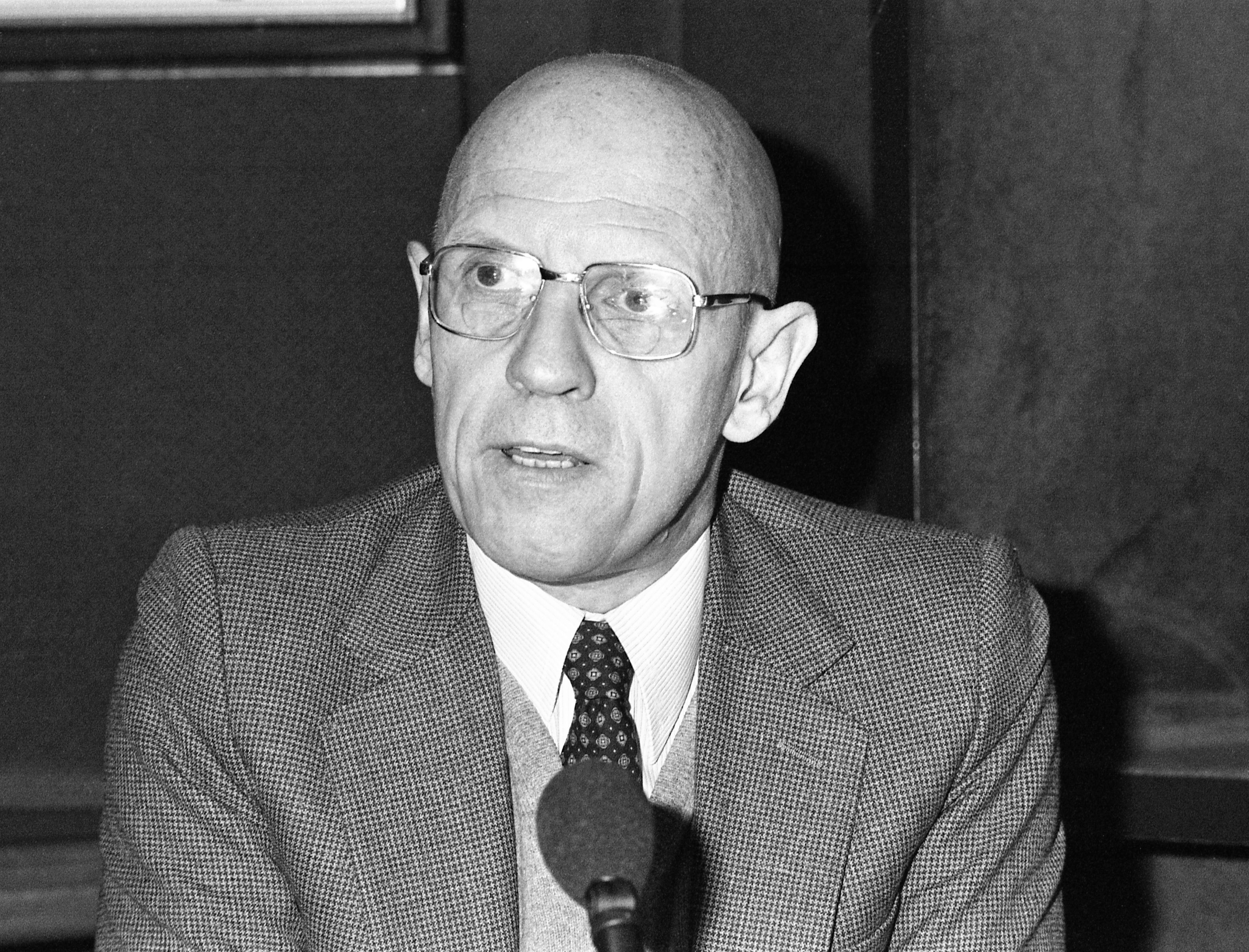 ARCHIV - 16.12.1981, Frankreich, Paris: Der französische Philosoph Michel Foucault spricht am 16. Dezember 1981 während einer Radiosendung in einem Studio in Paris. Am 15. Oktober 2026 wäre Michel Foucault, der 1984 an HIV starb, 100 Jahre alt geworden.