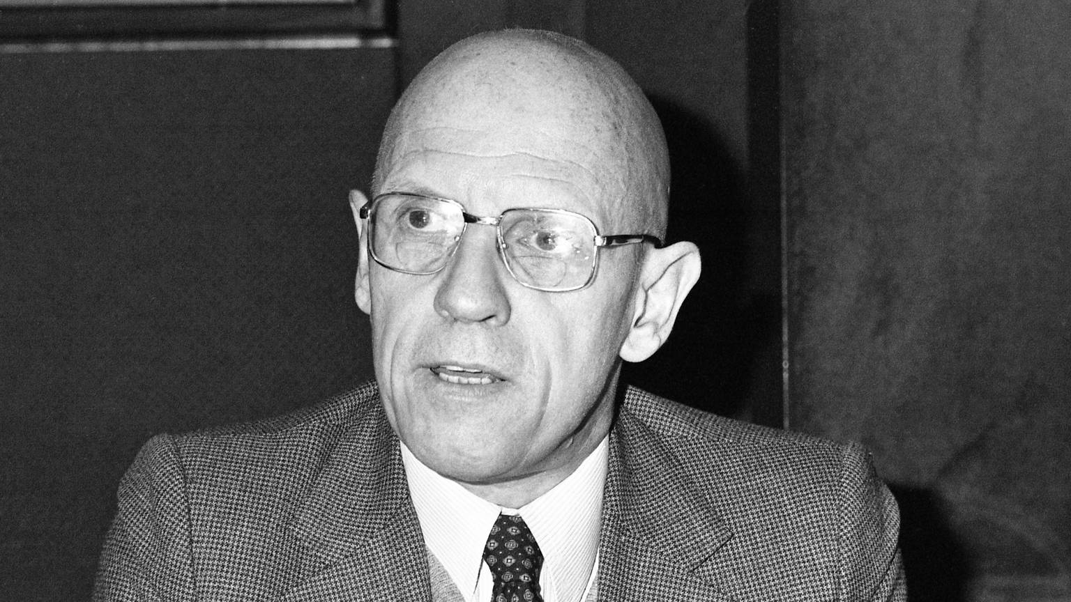 ARCHIV - 16.12.1981, Frankreich, Paris: Der französische Philosoph Michel Foucault spricht am 16. Dezember 1981 während einer Radiosendung in einem Studio in Paris. Am 15. Oktober 2026 wäre Michel Foucault, der 1984 an HIV starb, 100 Jahre alt geworden.