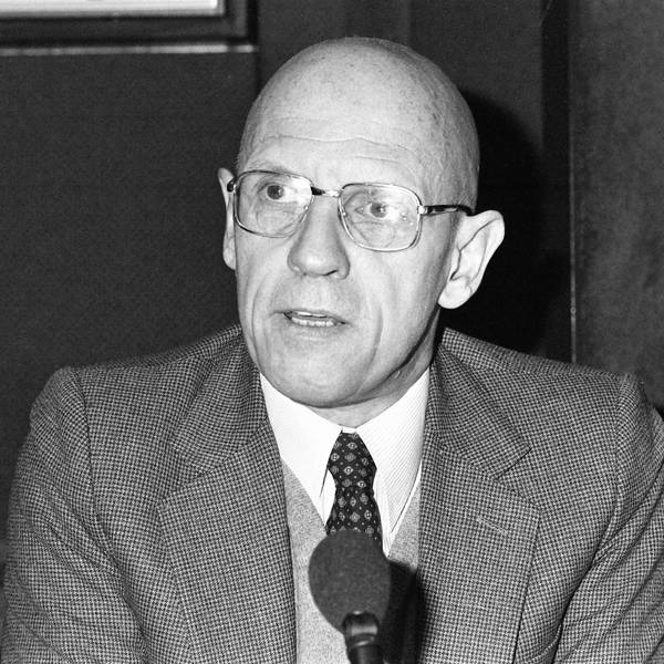 ARCHIV - 16.12.1981, Frankreich, Paris: Der französische Philosoph Michel Foucault spricht am 16. Dezember 1981 während einer Radiosendung in einem Studio in Paris. Am 15. Oktober 2026 wäre Michel Foucault, der 1984 an HIV starb, 100 Jahre alt geworden.