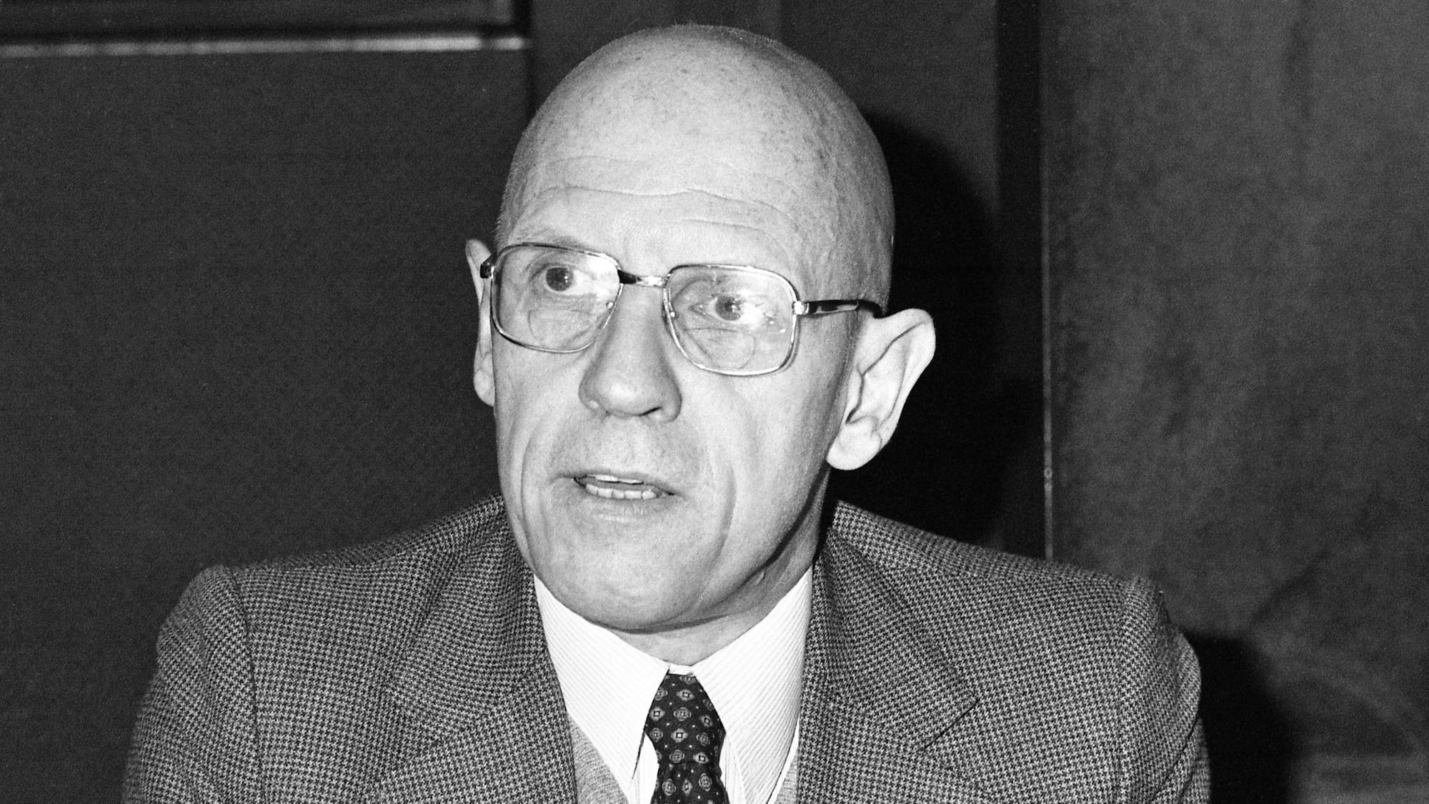 ARCHIV - 16.12.1981, Frankreich, Paris: Der französische Philosoph Michel Foucault spricht am 16. Dezember 1981 während einer Radiosendung in einem Studio in Paris. Am 15. Oktober 2026 wäre Michel Foucault, der 1984 an HIV starb, 100 Jahre alt geworden.
