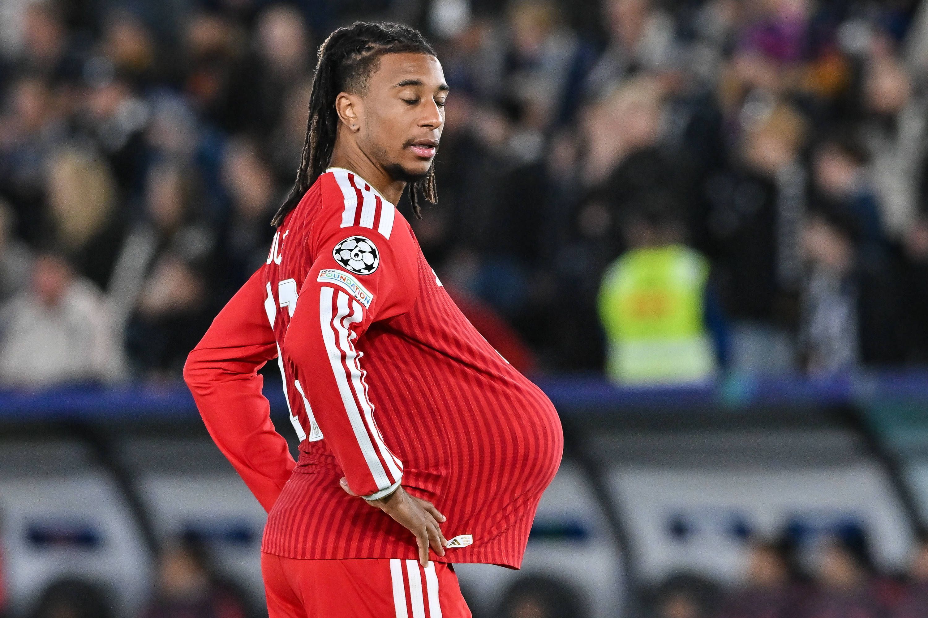 Michael Olise im Dress des FC Bayern München.