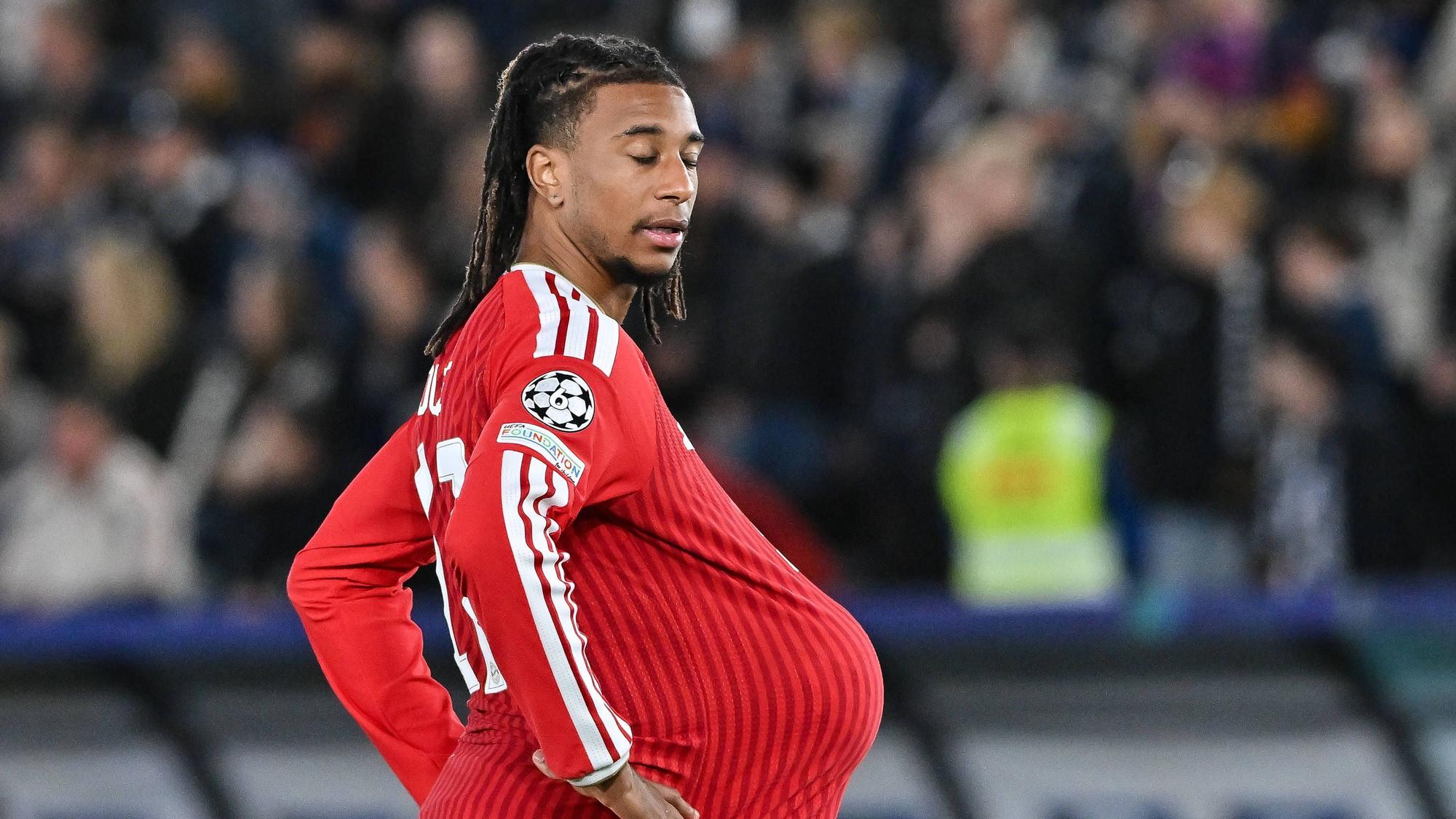 Michael Olise im Dress des FC Bayern München.