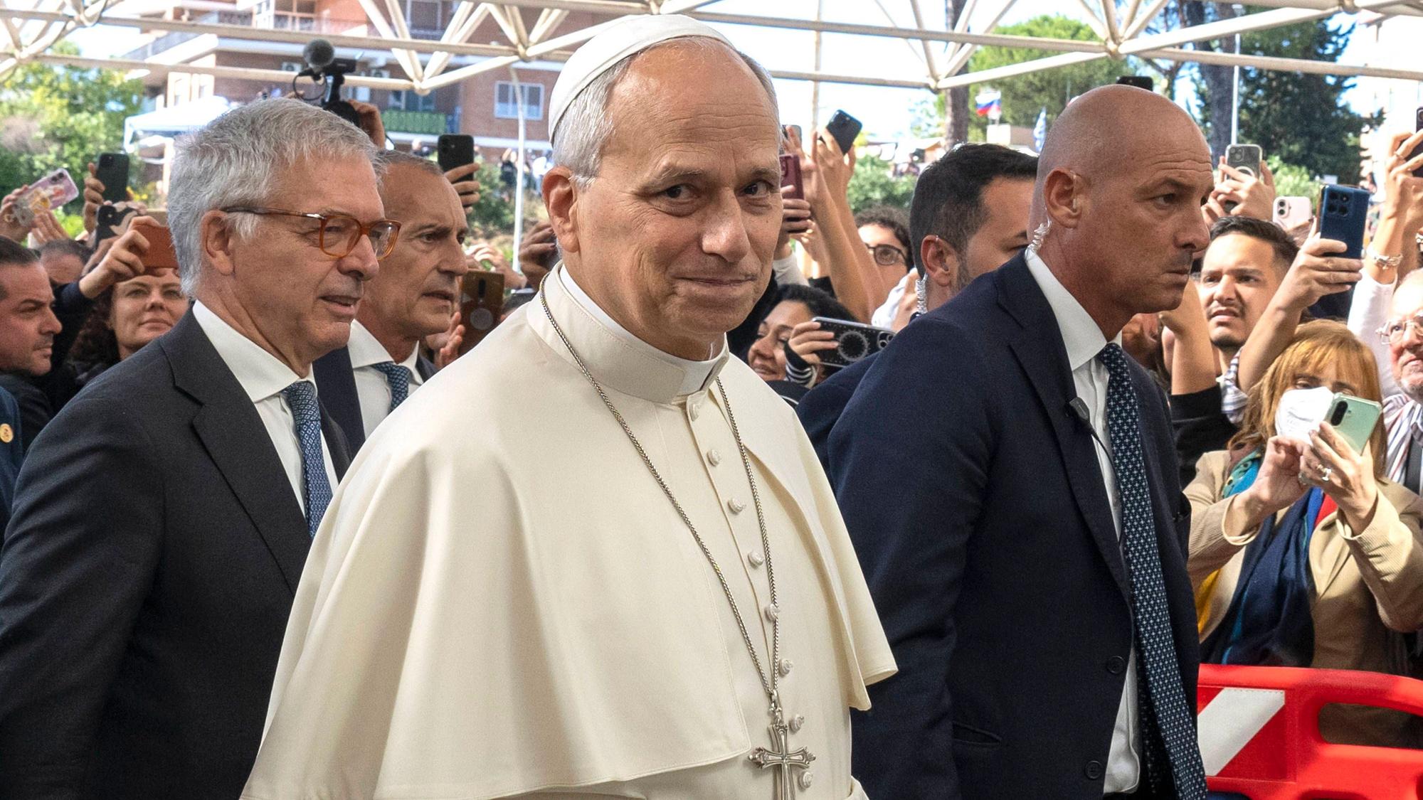 IPA89646606 - Italy, Rome, Vatican, October 13, 2026: Pope Leo XIV arrives at Gemelli University Hospital ahead of surgery to remove a lump from his lung, in Rome. Photo by ALESSIA GIULIANI/Catholic Press Photo PUBLICATIONxNOTxINxITA Copyright: xALESSIAxGIULIANI/xCatholicxPressxPhotox/xx IPA89646606