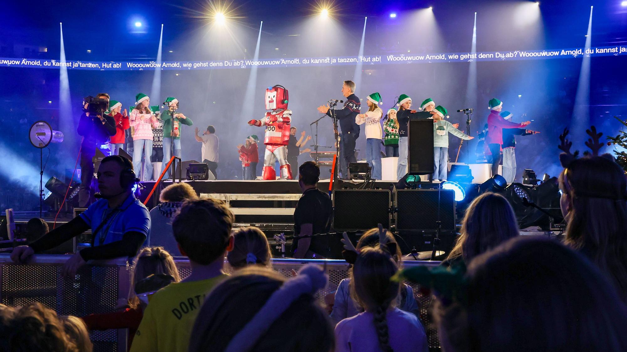 09.12.2025, Köln: „Loss mer Weihnachtsleeder singe för Pänz“ in der Lanxess-Arena. Der Roboter von Pelemele. Foto: Martina Goyert