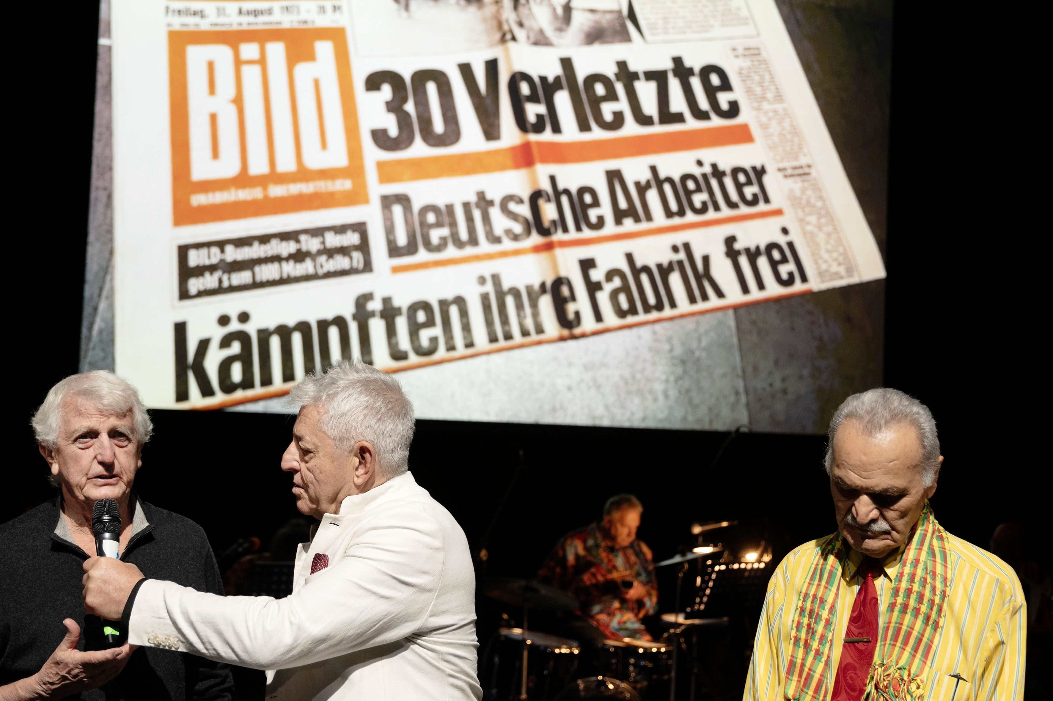 Nedim Hazar (Mitte) erinnert mit dem Musical „Baha und die wilden 70er“ an den Streik von ausländischen Angestellten bei Ford im Jahr 1973.