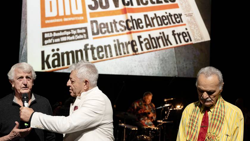 Nedim Hazar (Mitte) erinnert mit dem Musical „Baha und die wilden 70er“ an den Streik von ausländischen Angestellten bei Ford im Jahr 1973.