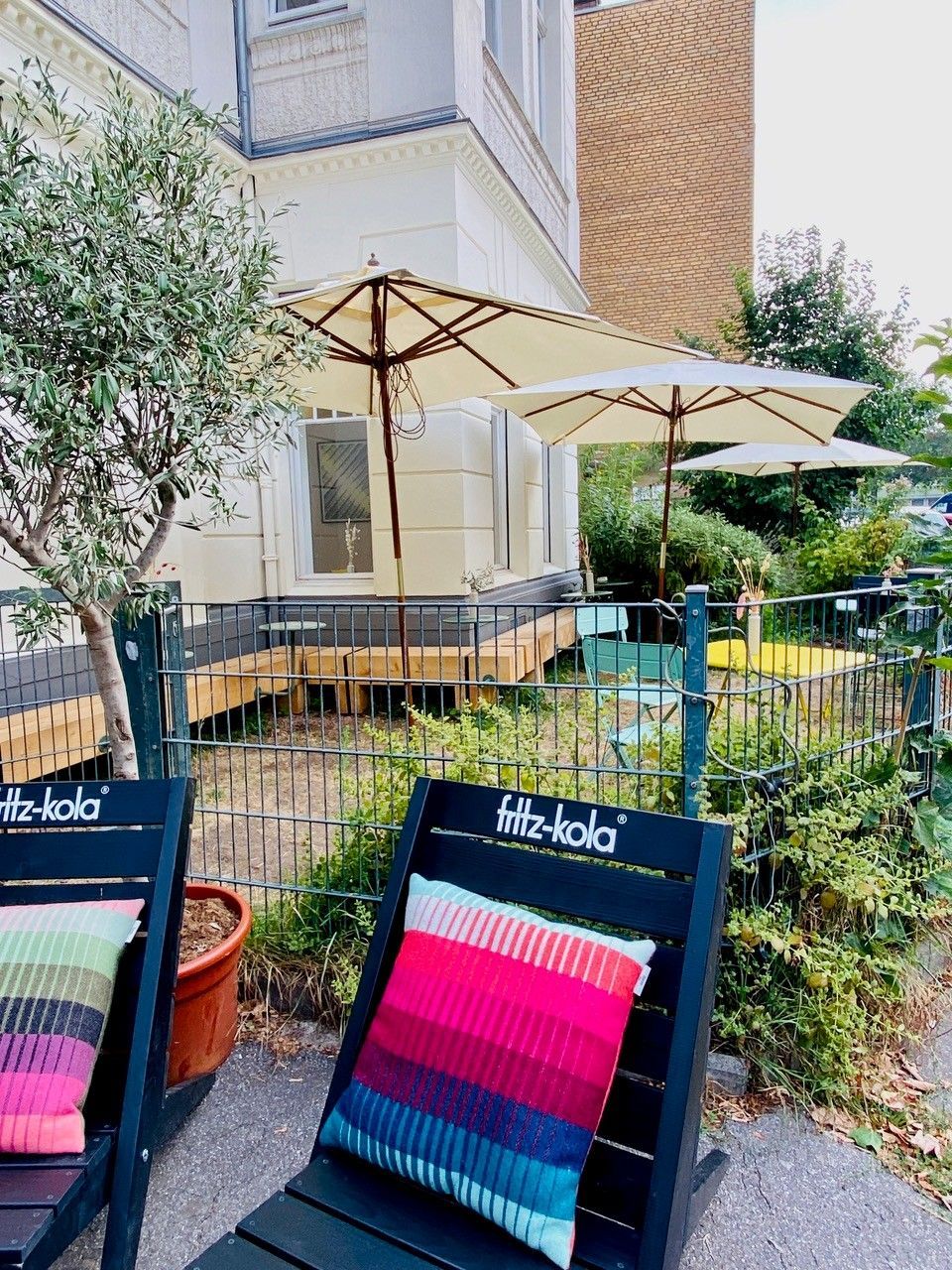 Außenplätze im Garten bei „Die Brezel“ in Köln-Sülz.