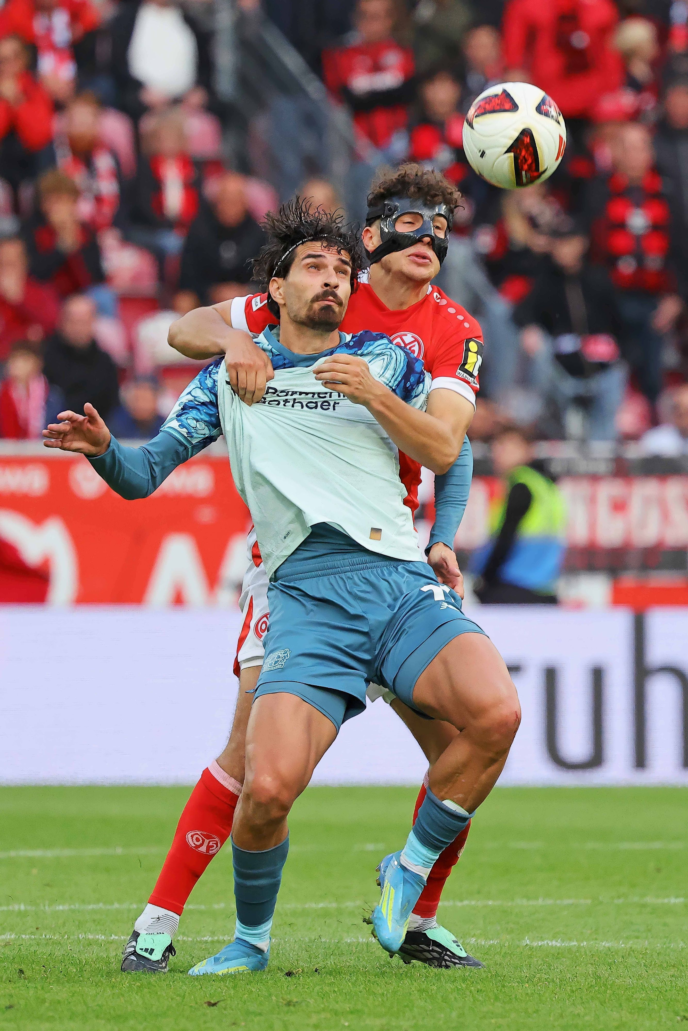 Mainz, Deutschland 10. Oktober 2026: 1. Bundesliga - 2026/2027 - 5. Spieltag - 1. FSV Mainz 05 gegen Bayer 04 Leverkusen Im Bild: v. li. im Zweikampf Martin Terrier B04 gegen Fabio Gruber M05. // DFL regulations prohibit any use of photographs as image sequences and/or quasi-video // Mewa Arena Rheinland - Pfalz *** Mainz, Germany October 10, 2026 Bundesliga 20262027 Matchday 5: FSV Mainz 05 vs. Bayer 04 Leverkusen Pictured, from left, in a tackle: Martin Terrier B04 against Fabio Gruber M05. DFL regulations prohibit any use of photographs as image sequences and/or quasi-video. Mewa Arena, Rhineland-Palatinate Copyright: xFotostandx/xRacochax