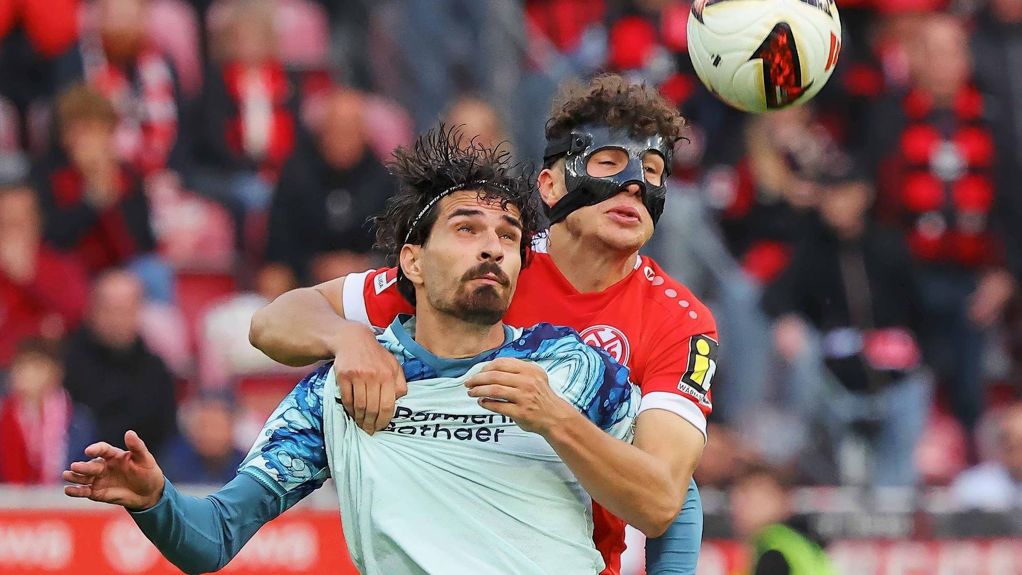 Mainz, Deutschland 10. Oktober 2026: 1. Bundesliga - 2026/2027 - 5. Spieltag - 1. FSV Mainz 05 gegen Bayer 04 Leverkusen Im Bild: v. li. im Zweikampf Martin Terrier B04 gegen Fabio Gruber M05. // DFL regulations prohibit any use of photographs as image sequences and/or quasi-video // Mewa Arena Rheinland - Pfalz *** Mainz, Germany October 10, 2026 Bundesliga 20262027 Matchday 5: FSV Mainz 05 vs. Bayer 04 Leverkusen Pictured, from left, in a tackle: Martin Terrier B04 against Fabio Gruber M05. DFL regulations prohibit any use of photographs as image sequences and/or quasi-video. Mewa Arena, Rhineland-Palatinate Copyright: xFotostandx/xRacochax