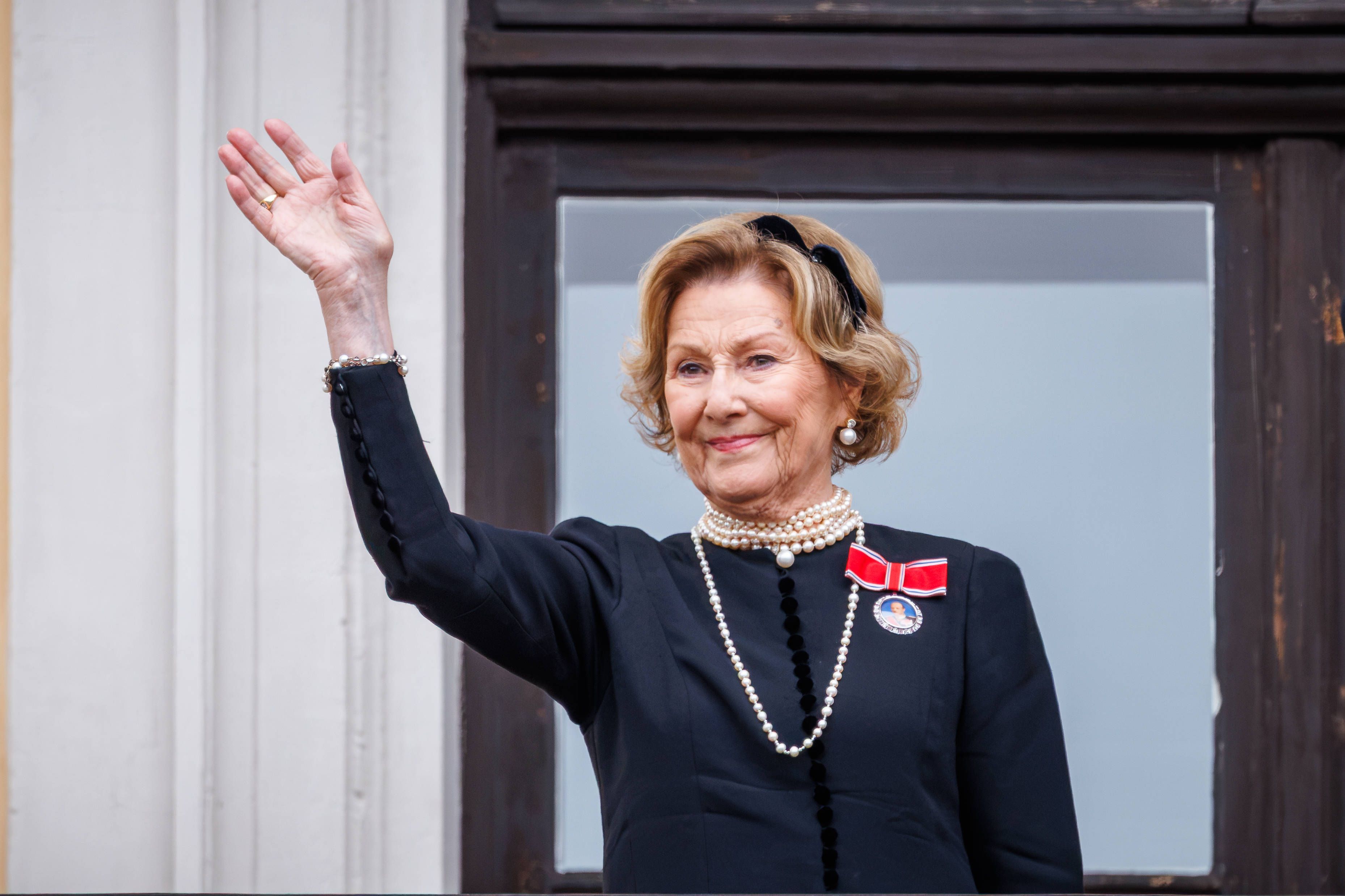 Königin Sonja winkt.
