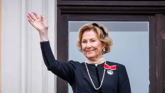 Königin Sonja winkt.
