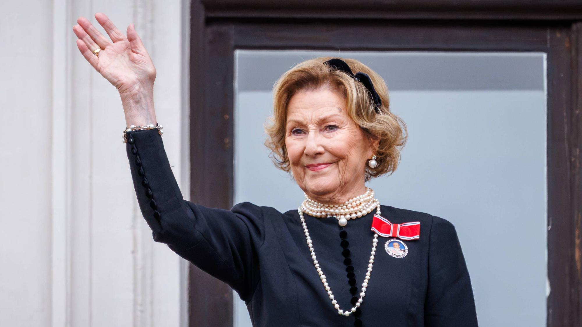 Königin Sonja winkt.