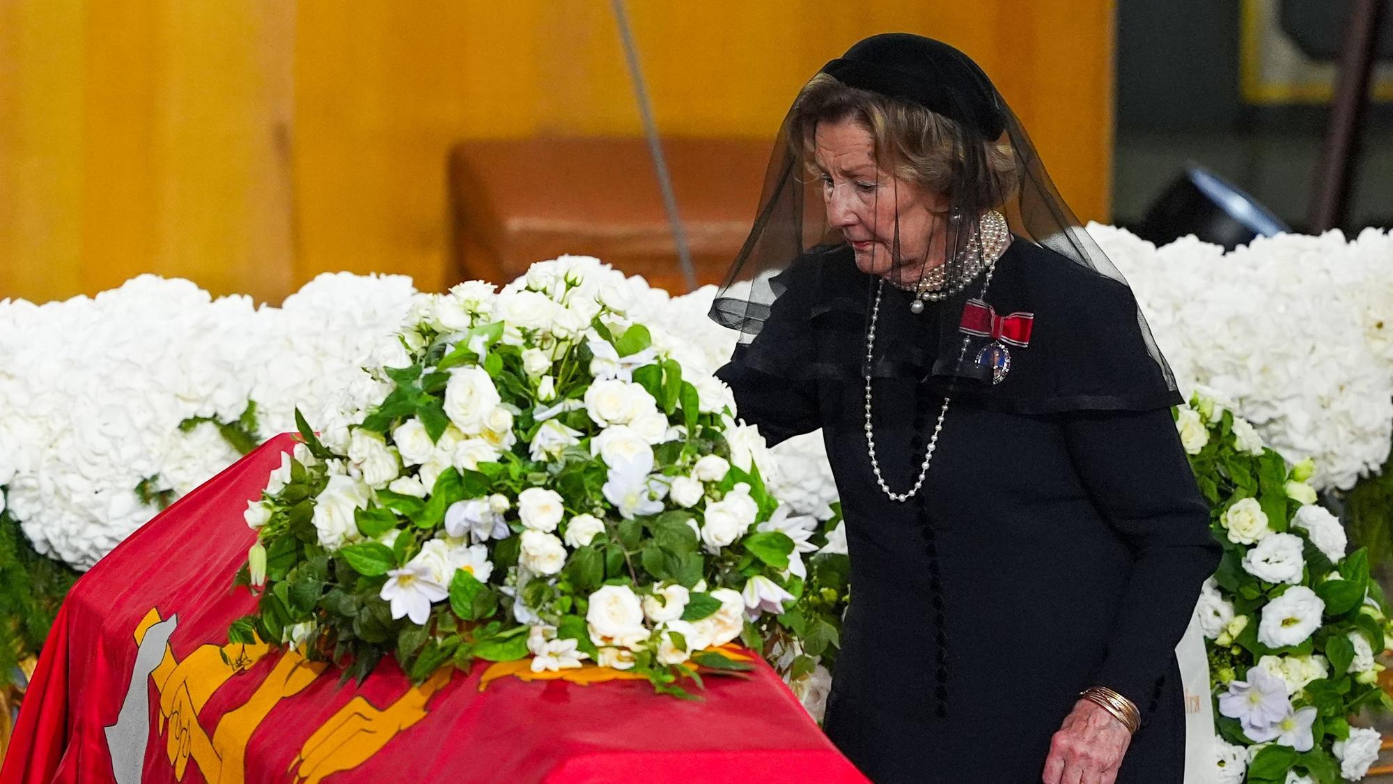 Norwegens Königin Sonja legt während der Trauerfeier für König Harald V. in der Kathedrale von Oslo eine Rose auf den Sarg.