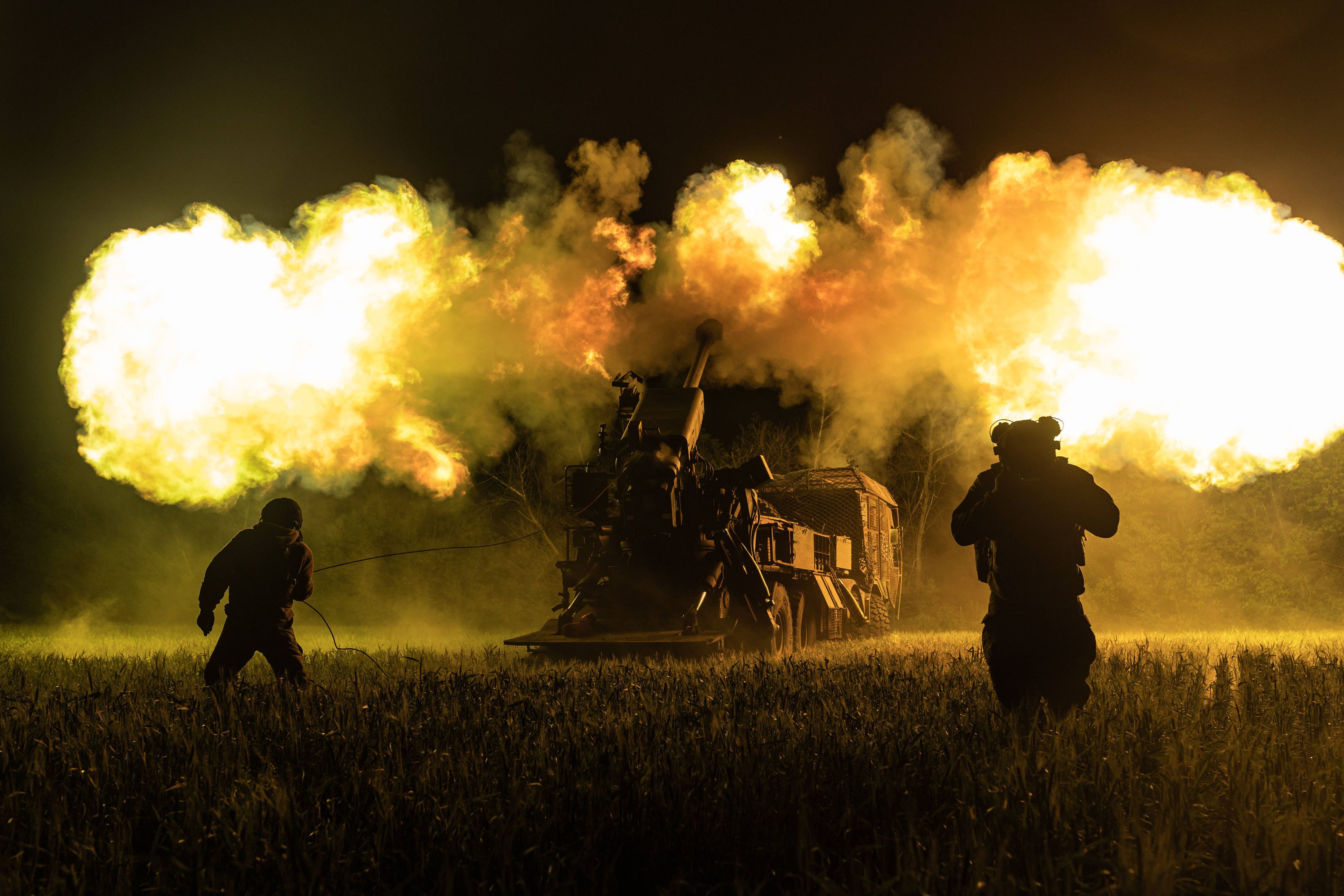 Ukrainische Truppen feuern mit Artillerie auf russische Stellungen in der Ostukraine.