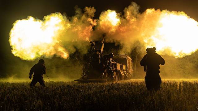 Ukrainische Truppen feuern mit Artillerie auf russische Stellungen in der Ostukraine.