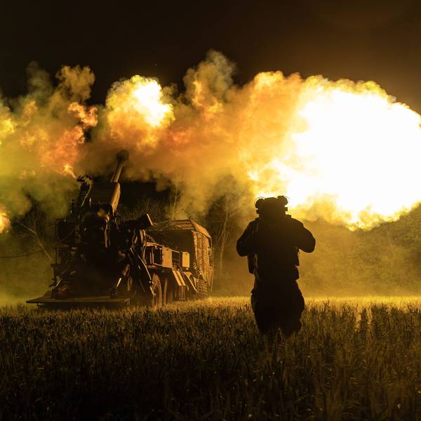 Ukrainische Truppen feuern mit Artillerie auf russische Stellungen in der Ostukraine.