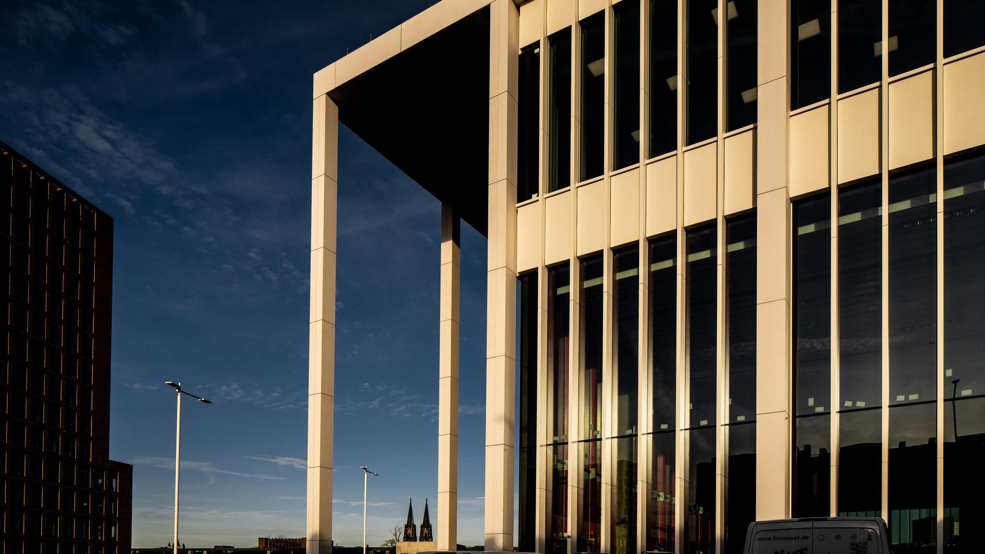 Ein Gebäude steht in der Abendsonne.
