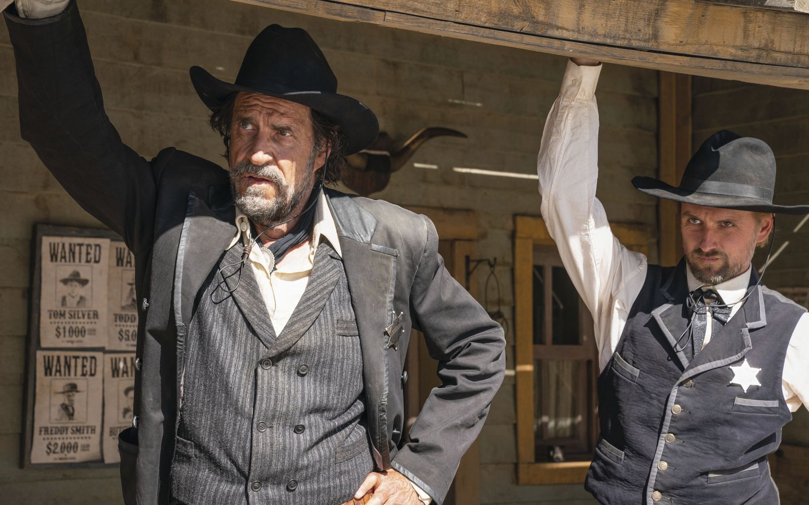 Auch fürs Kino durfte sich Helmfried von Lüttichau (links) kreativ austoben, etwa mit der Rolle des Sheriffs Watson im Western „Der junge Häuptling Winnetou“. (Bild: Leonine)
