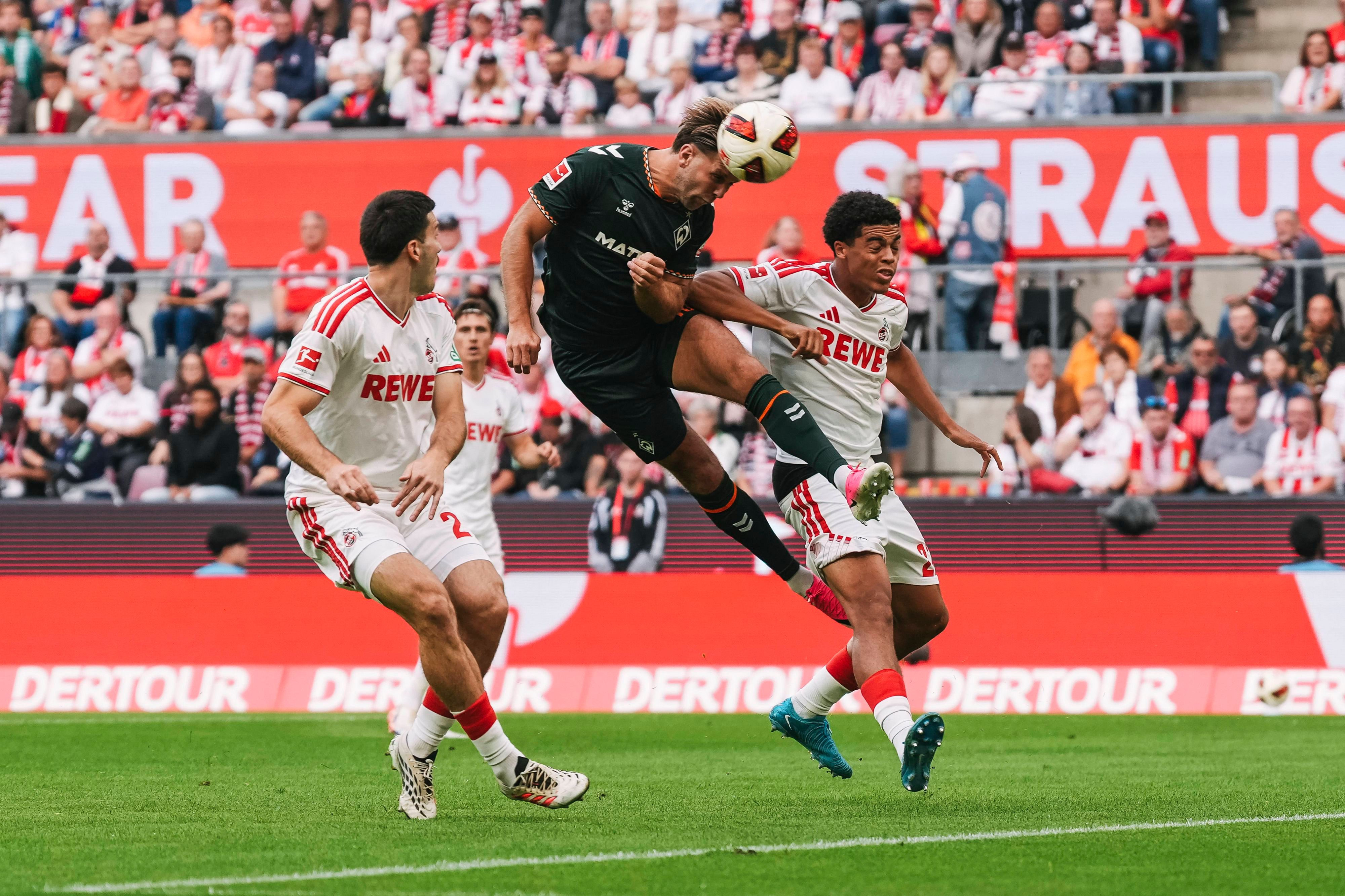 Niclas Füllkrug kommt an den Ball, Luka Lochoshvili und Jahmai Simpson-Pusey kommen nicht an den Ball. Solche Szenen sollen nun seltener vorkommen.