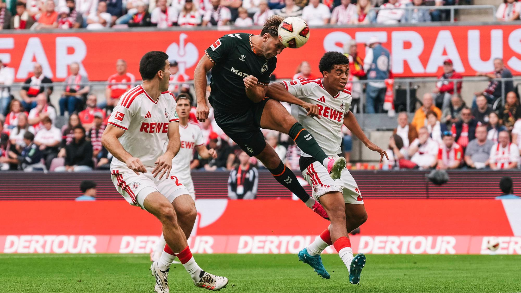 Niclas Füllkrug kommt an den Ball, Luka Lochoshvili und Jahmai Simpson-Pusey kommen nicht an den Ball. Solche Szenen sollen nun seltener vorkommen.