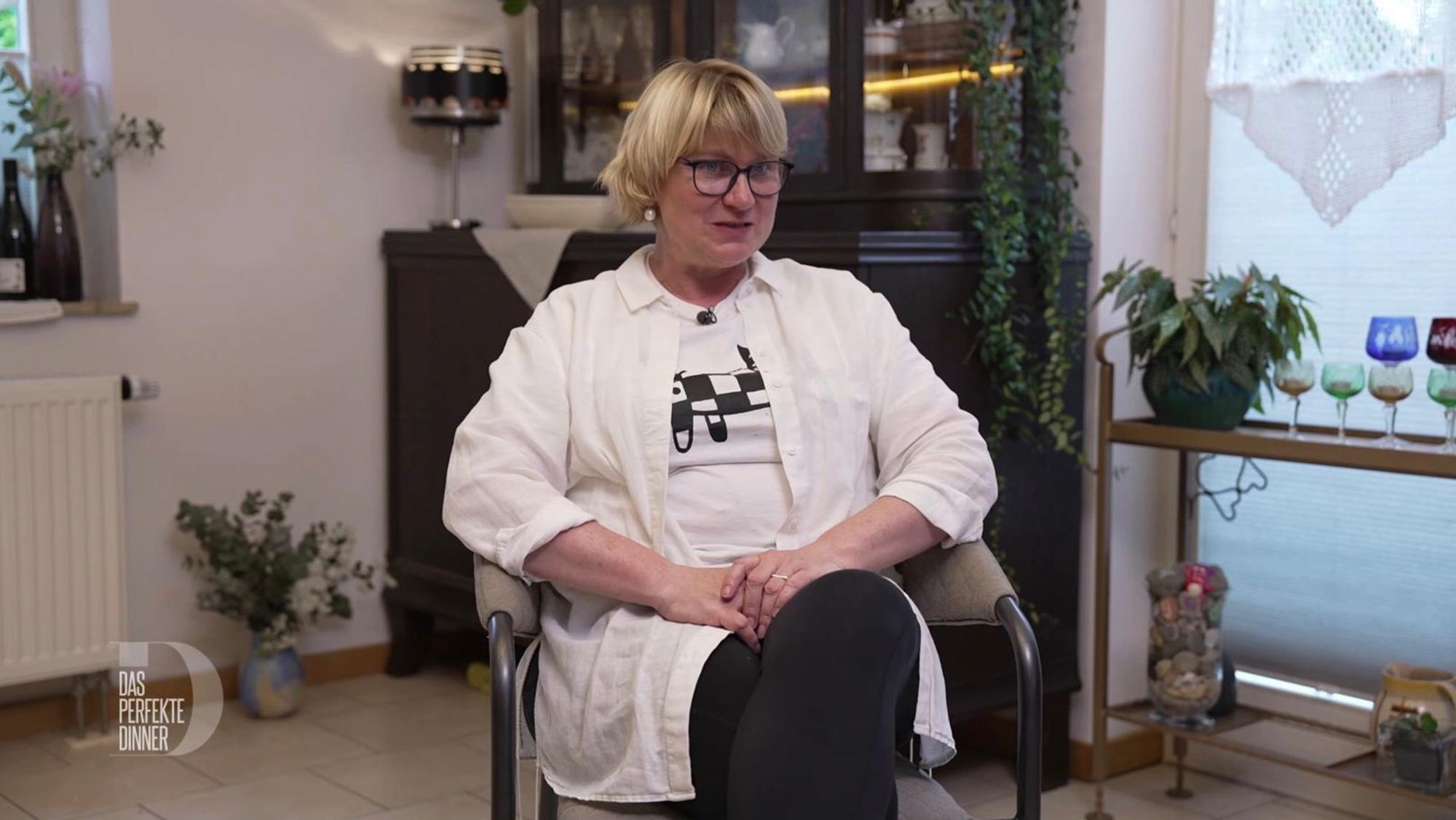 Vermessungsingenieurin Sarah (54) beschreibt sich als „House-Queen und Workaholic“. (Bild: RTL)
