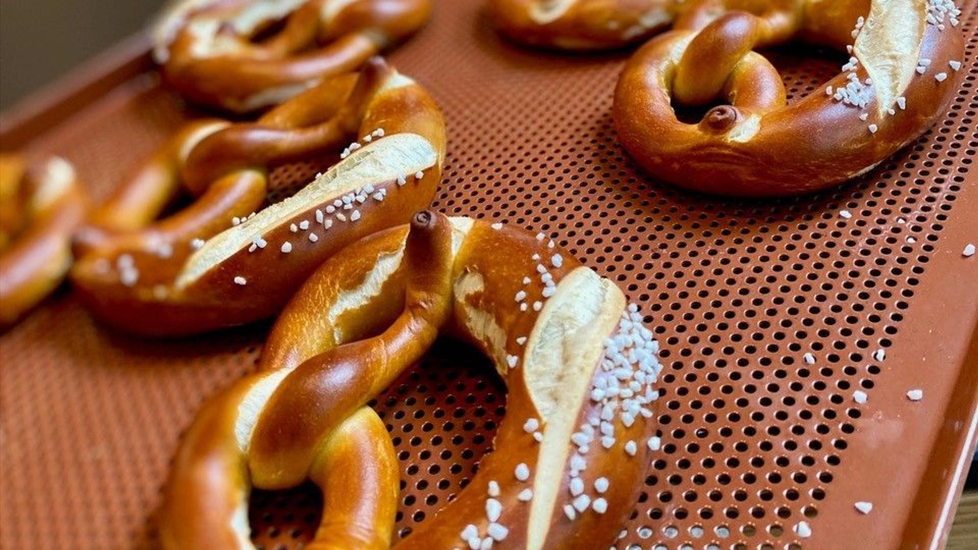 Laugenbrezeln frisch gebacken bei „Die Brezel“ in Köln-Sülz.