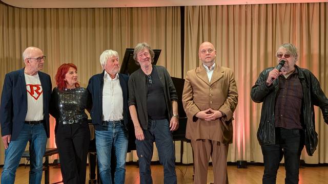 Die Kabarett-Protagonisten und Christian Bechmann stehen auf einer Bühne.