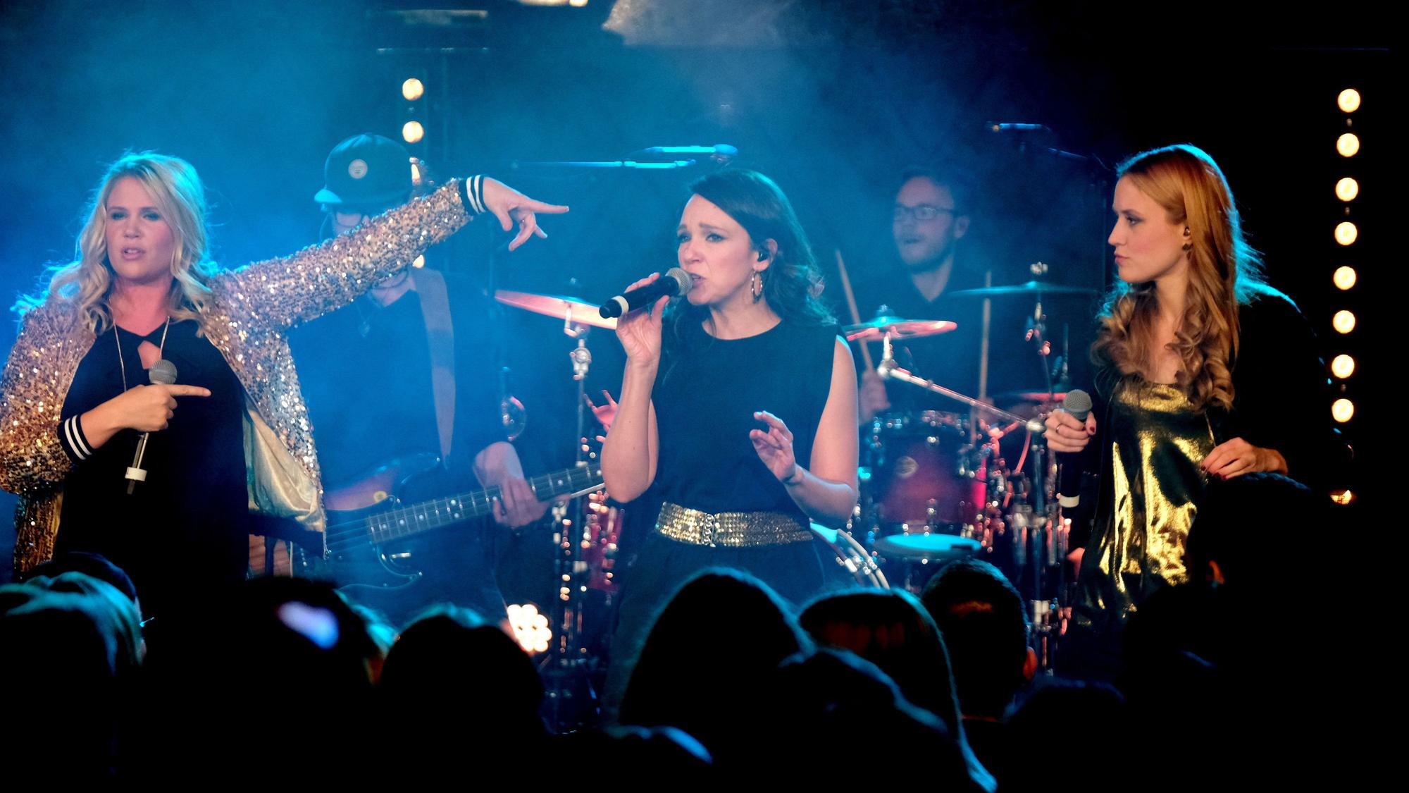 Carolin Kebekus mit ihrer Band Beer Bitches. (Archivbild)