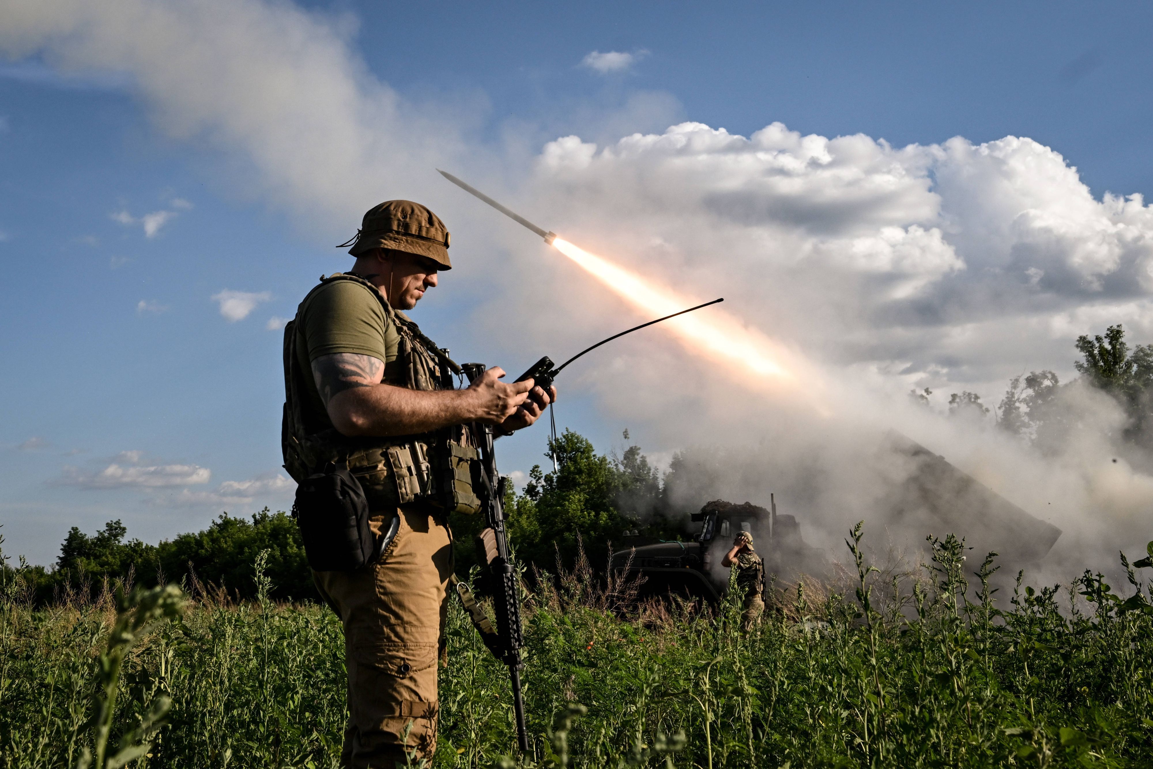 Ein ukrainischer Soldat steuert an der Front einen BM‑21‑Raketenwerfer.