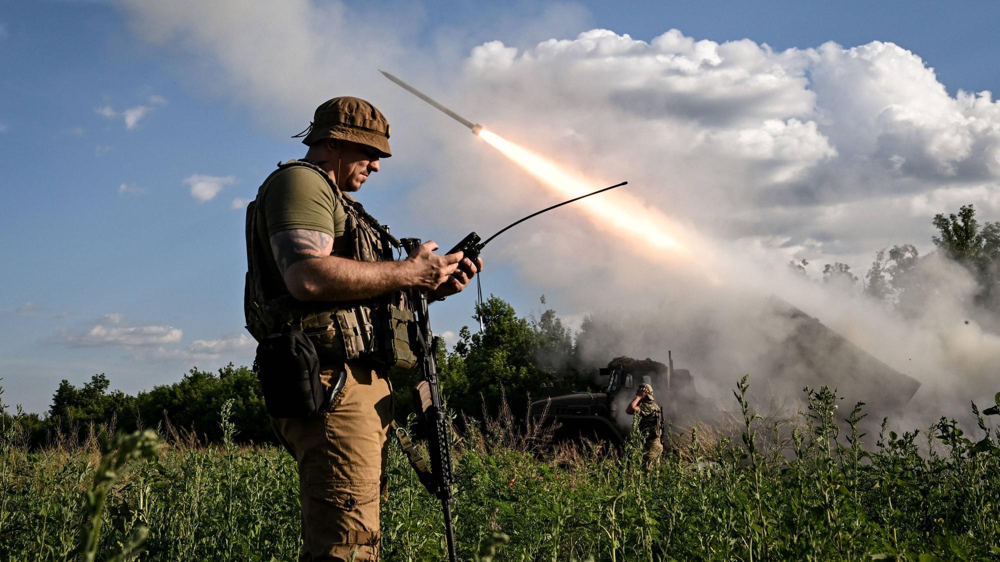 Ein ukrainischer Soldat steuert an der Front einen BM‑21‑Raketenwerfer.