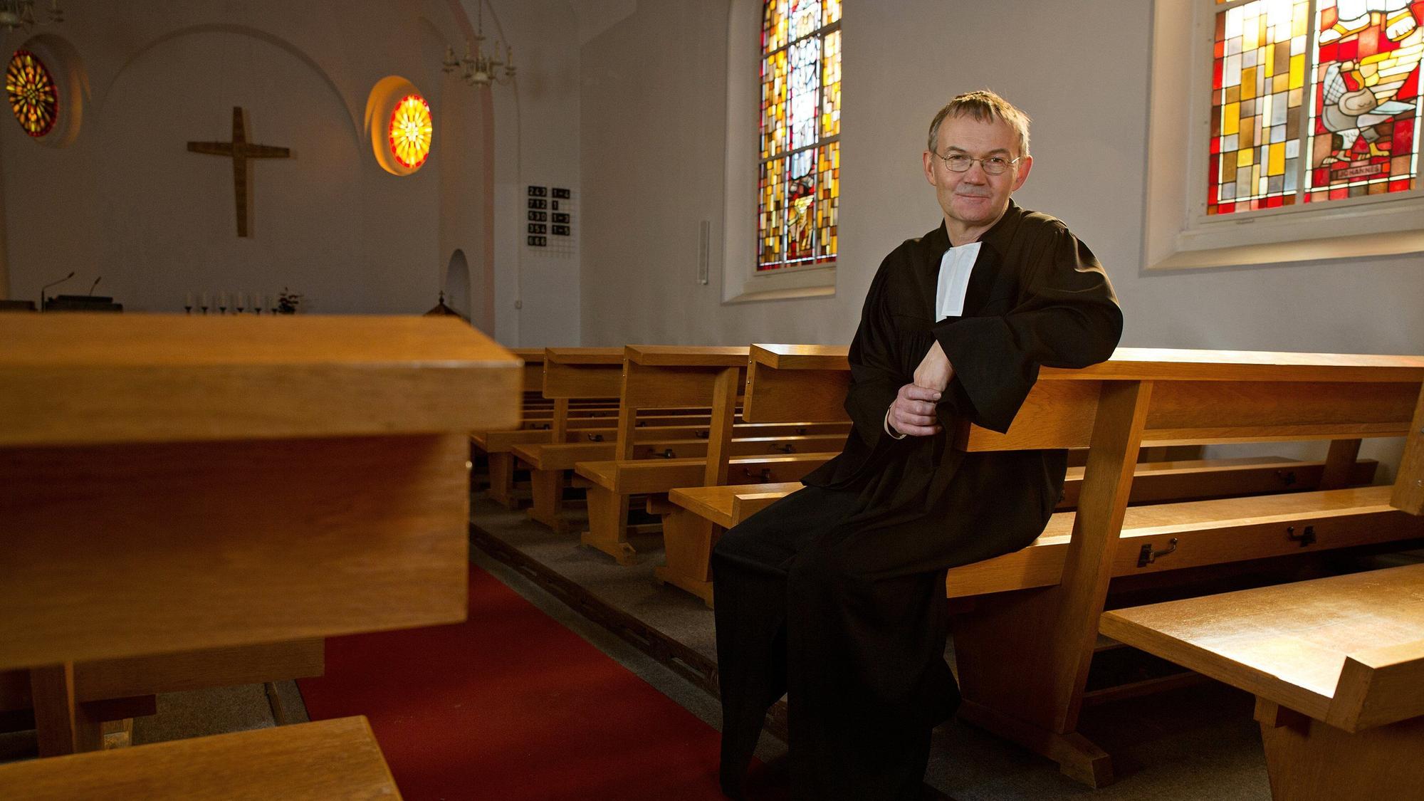 Pfarrer Jürgen Dreyer in der Kirche am Blauen Berg, seiner „Herzenskirche“