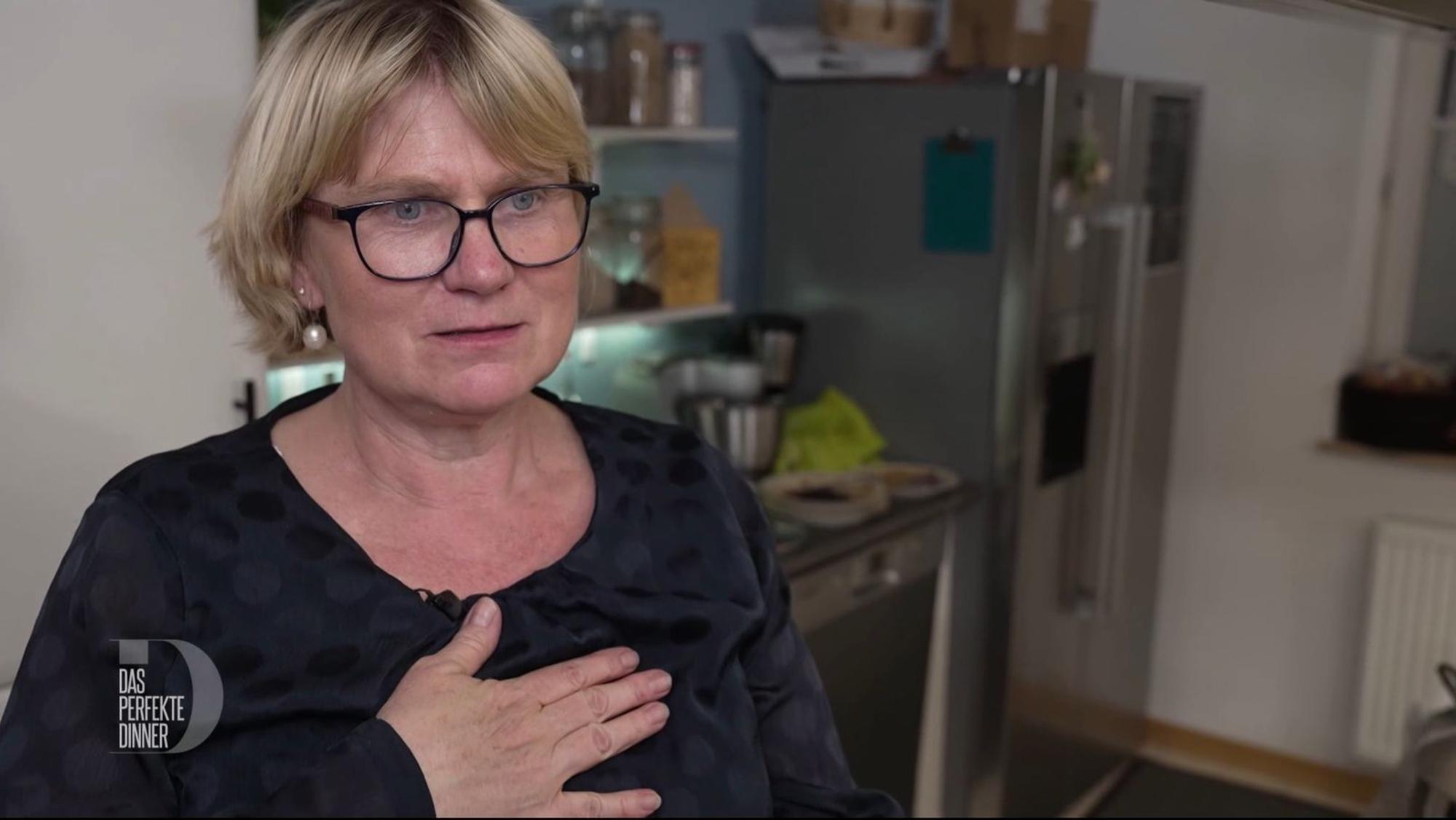 Hand aufs Herz: Sarah (54) ist an ihrem Dinnerabend superaufgeregt. (Bild: RTL)