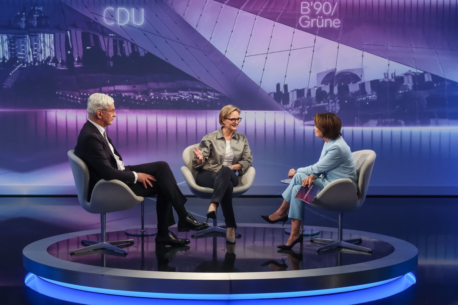 Sandra Maischberger (rechts) diskutierte mit Mathias Middelberg und Franziska Brantner über den zwischenmenschlichen Umgang in der Politik. (Bild: WDR/Oliver Ziebe)